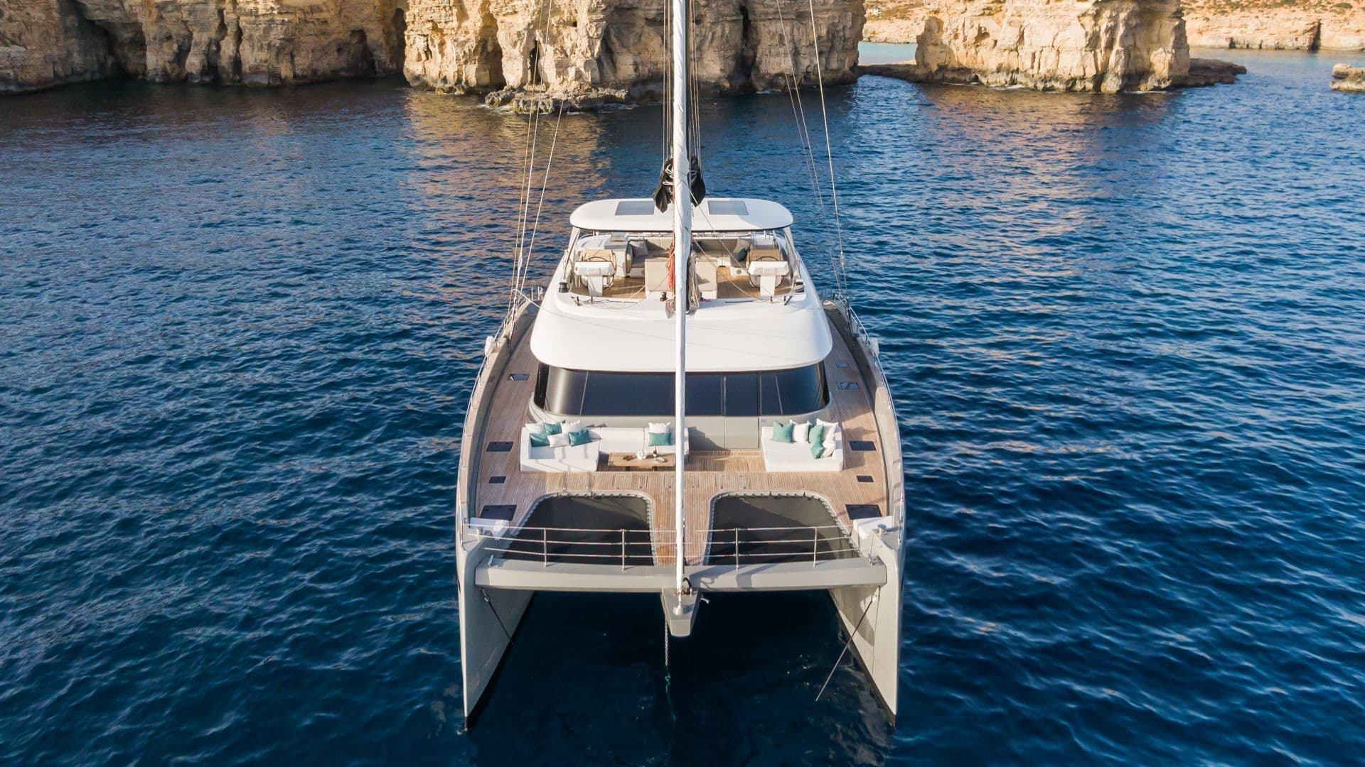 greyb-sunreef-sailing-catamaran-exterior