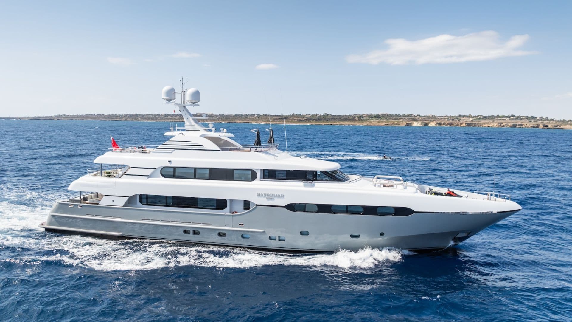 maximilian-mmiv-exterior-motor-yacht-cruising