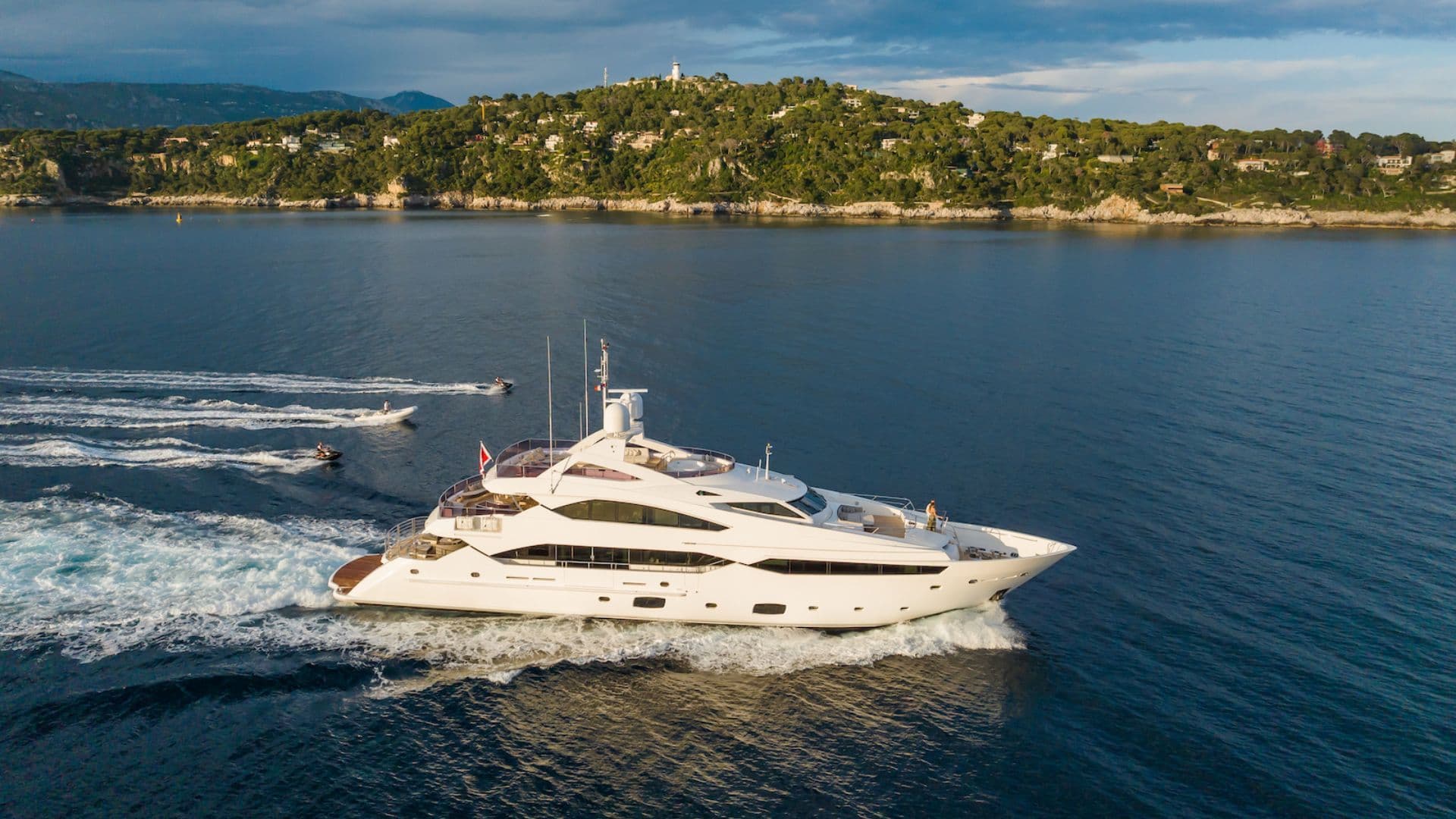 thumper-motor-yacht-exterior-cruising