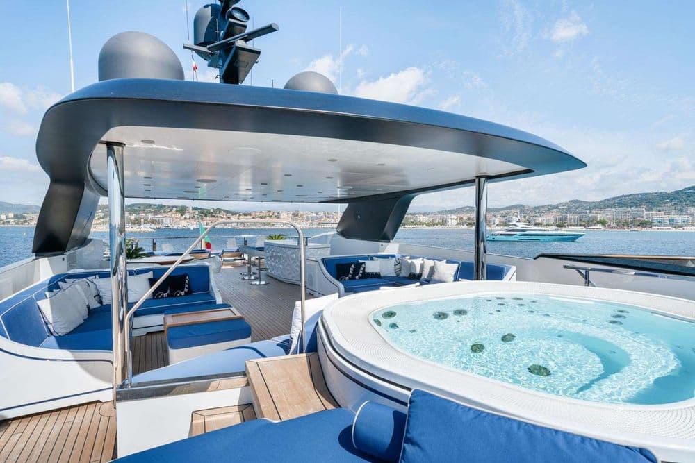 alulim exterior jacuzzi
