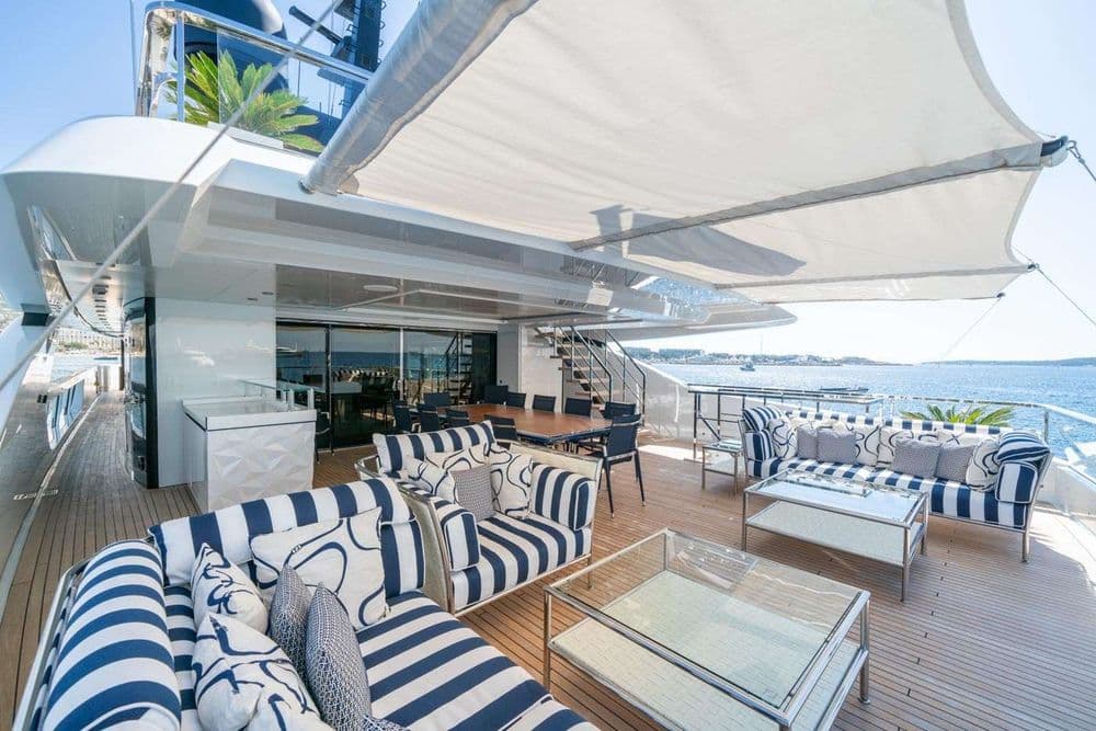 alulim exterior sitting area