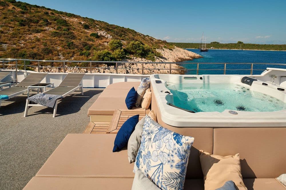 lupus mare exterior jacuzzi deck