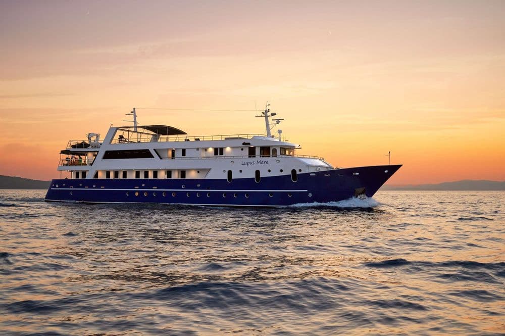 lupus mare exterior sunset