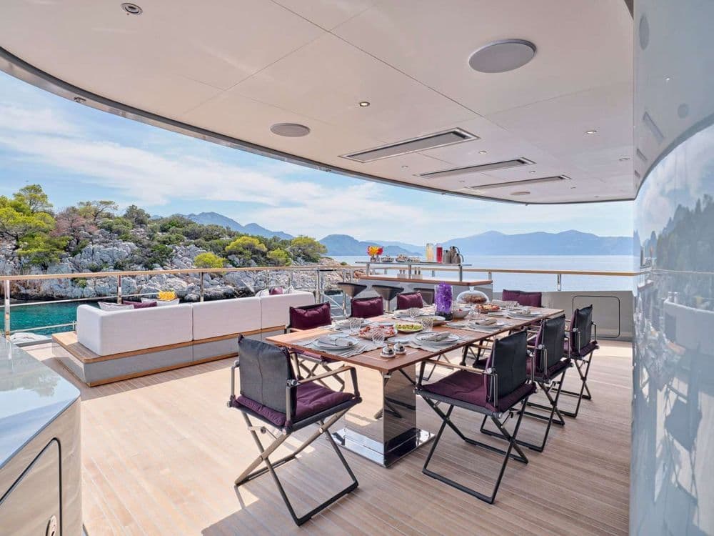 para bellum exterior dining