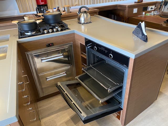 BUENA SUERTE (VIP EQUIPPED, Generator, Air-condition, Watermaker, Teak cockpit, Wine Cooler, Bowthruster, Full enclosure large bimini, electric oven, 4-heater gas stove, 2 SUP, Wifi) Refit 2024 *Skippered only*
