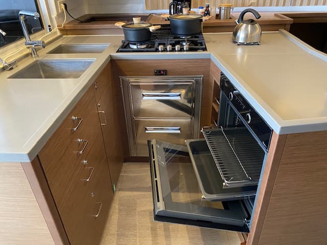 BUENA SUERTE (VIP EQUIPPED, Generator, Air-condition, Watermaker, Teak cockpit, Wine Cooler, Bowthruster, Full enclosure large bimini, electric oven, 4-heater gas stove, 2 SUP, Wifi) Refit 2024 *Skippered only*