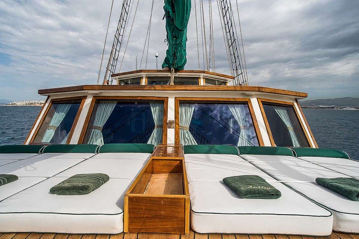 Fore deck sun beds