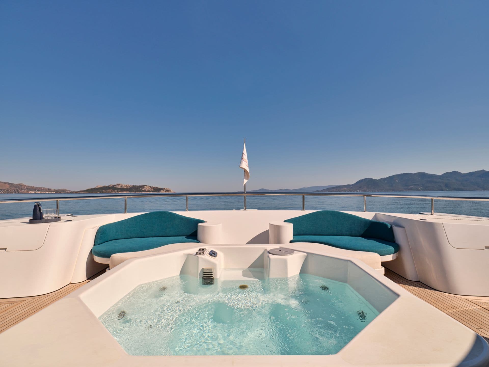 Foredeck jacuzzi