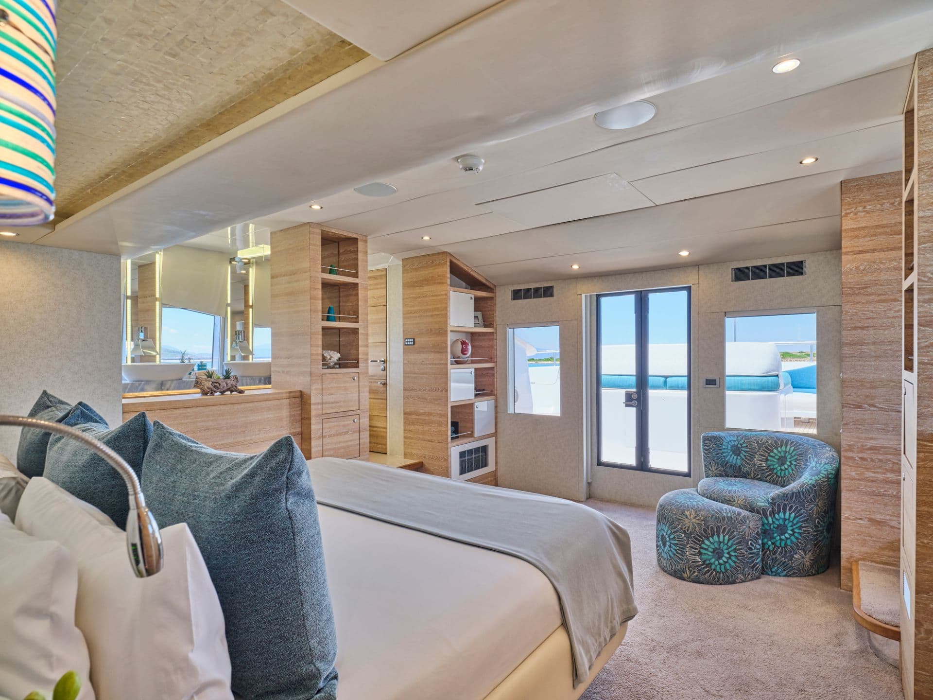 Master cabin with direct access to foredeck