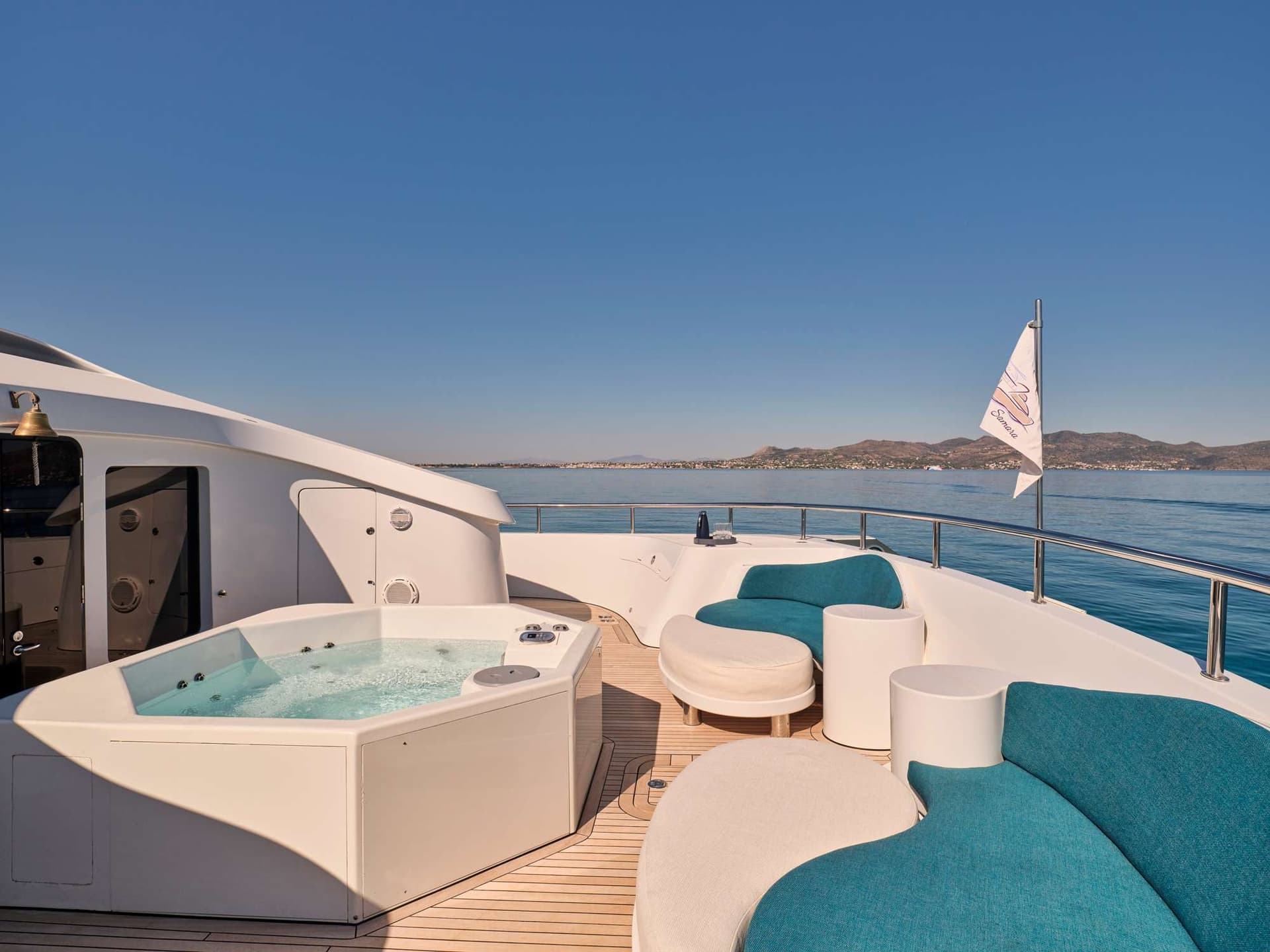 Foredeck with jacuzzi