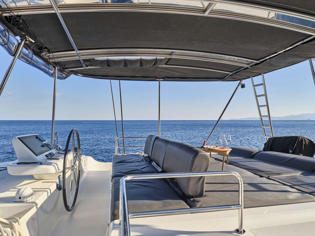 Flybridge helm station
