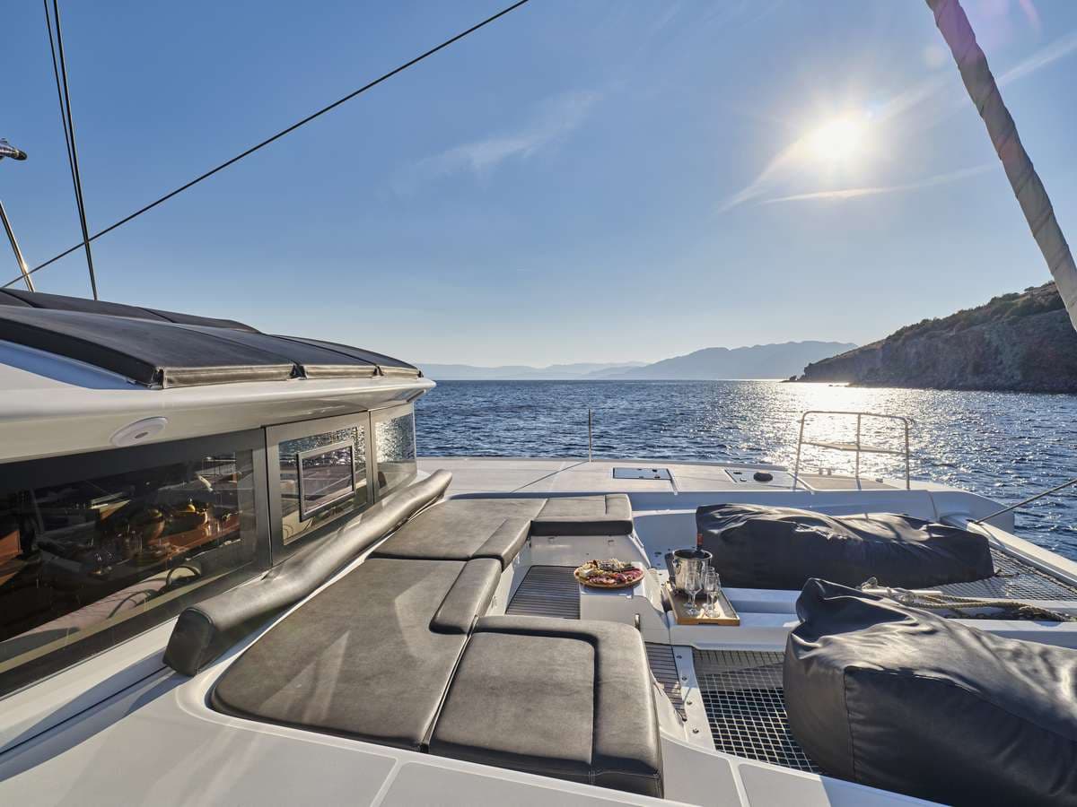 Foredeck lounge