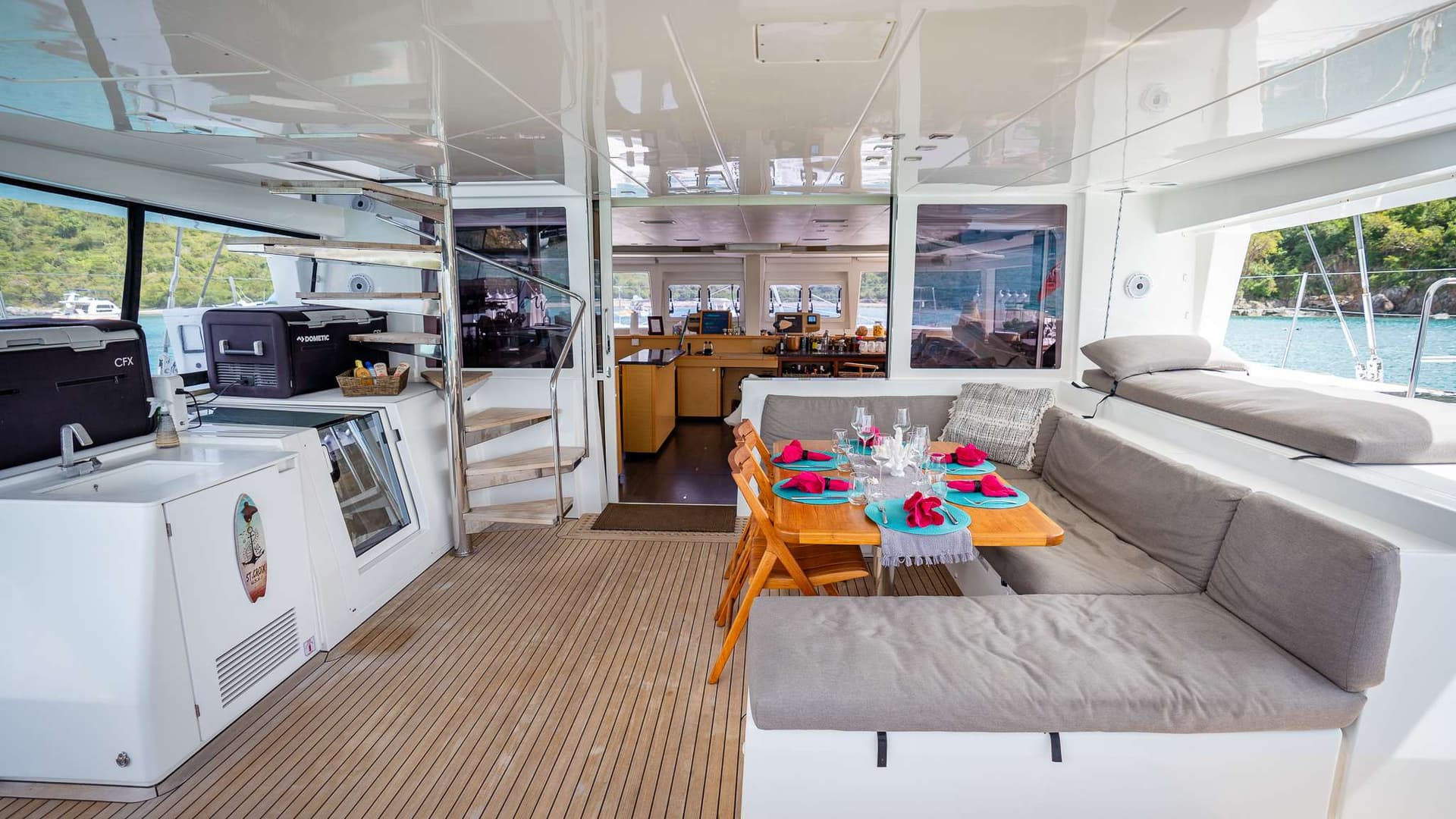 Spacious Cockpit perfect for lounging with a cocktail or some al fresco dining
