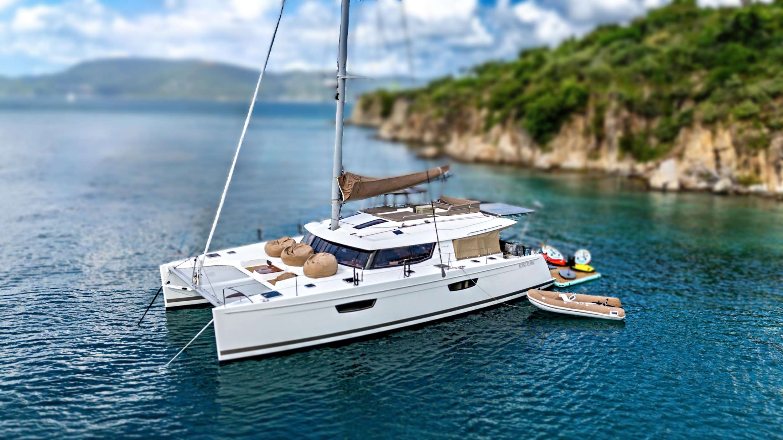 STAND BY ONE – Fountaine Pajot