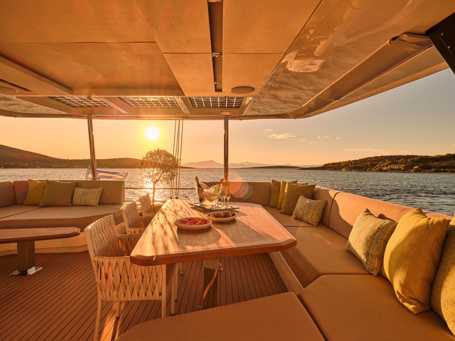 Flybridge dining area - Sistership