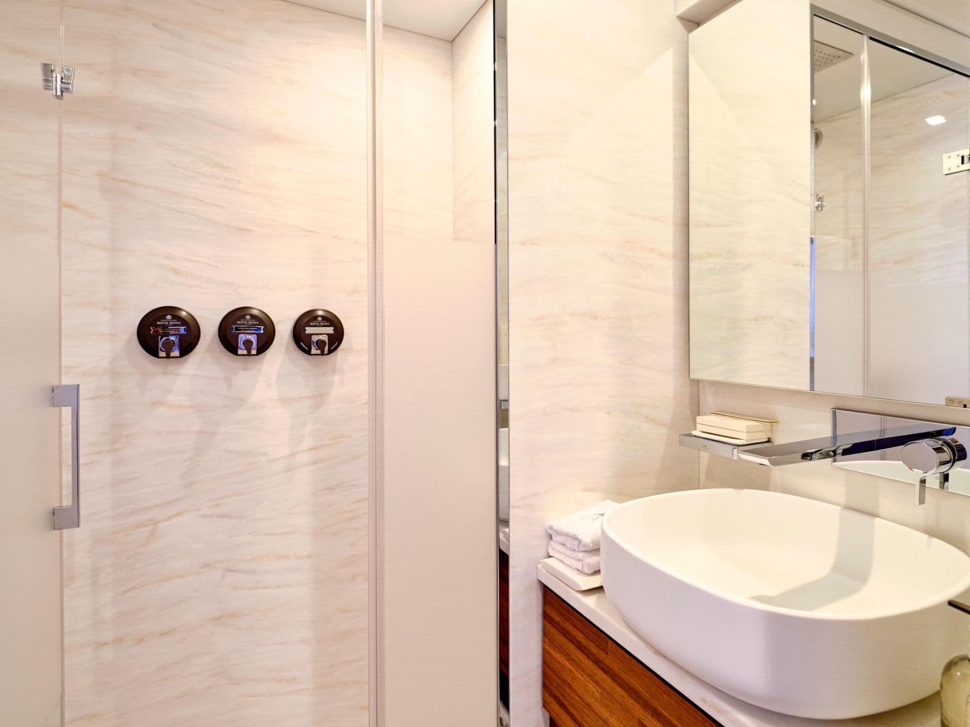 Guest cabin bathroom - Sistership