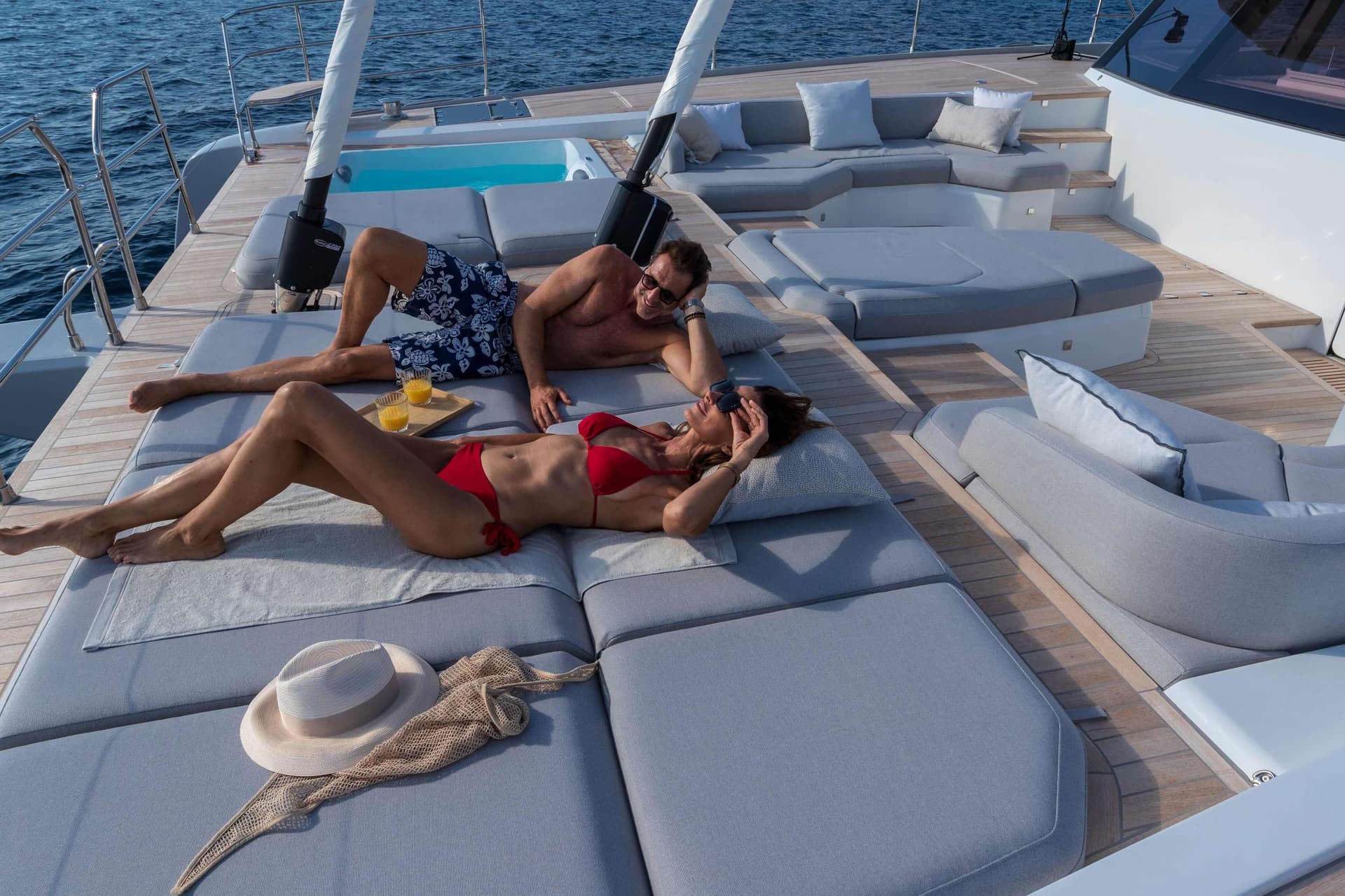 Foredeck sunbeds - Sistership