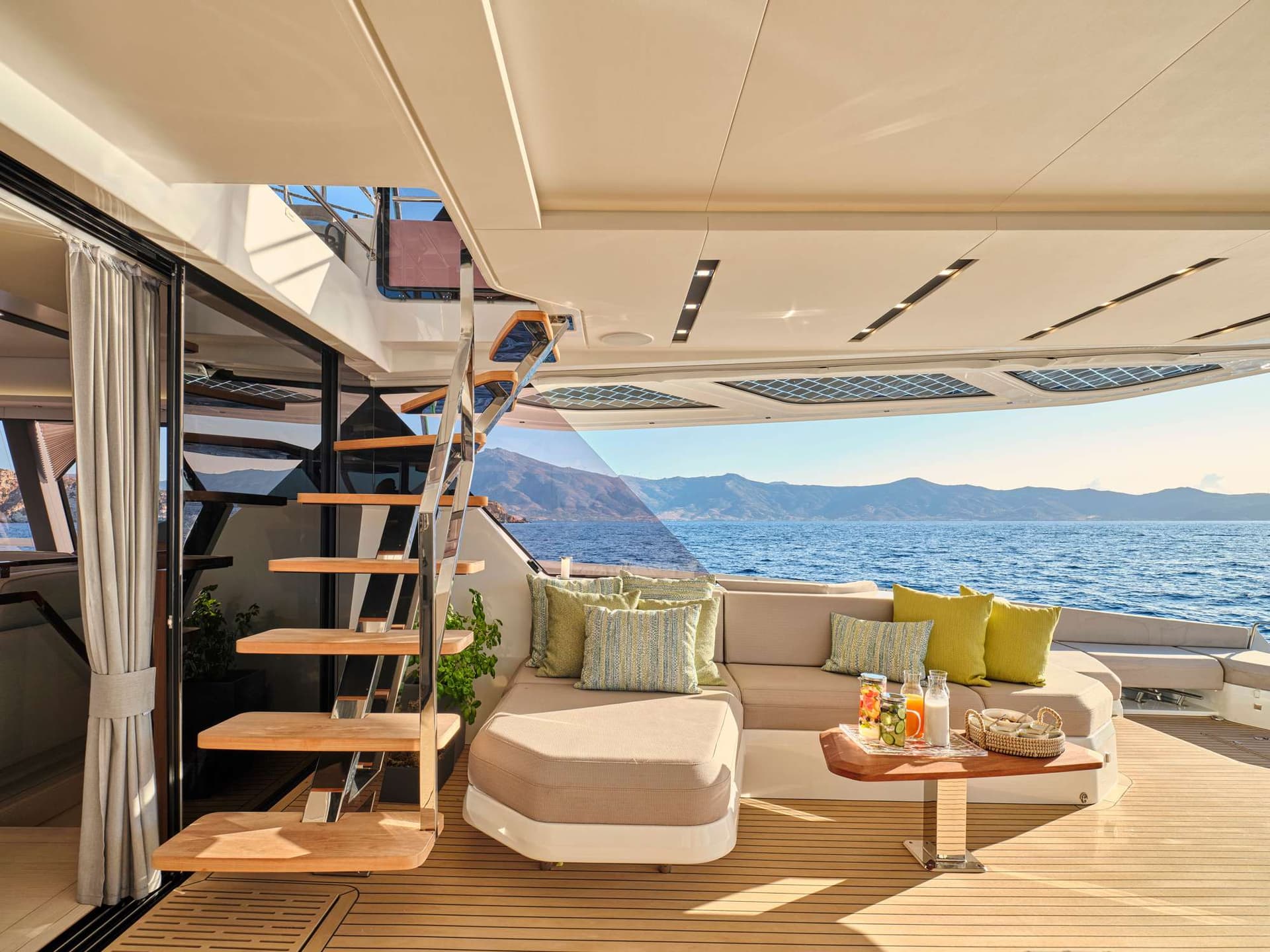 Aft deck seating with stairs to flybridge - Sistership