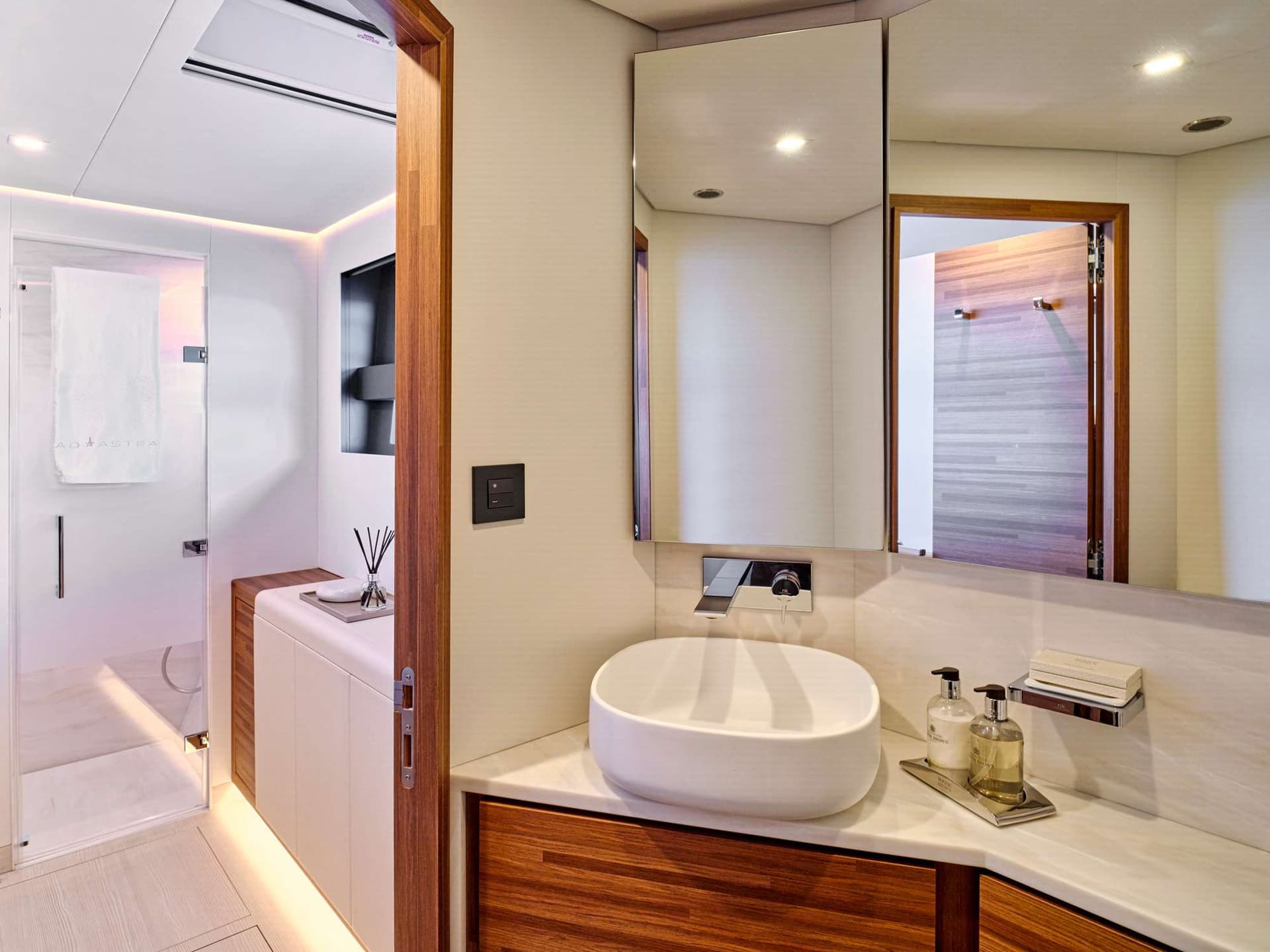 Guest cabin bathroom - Sistership