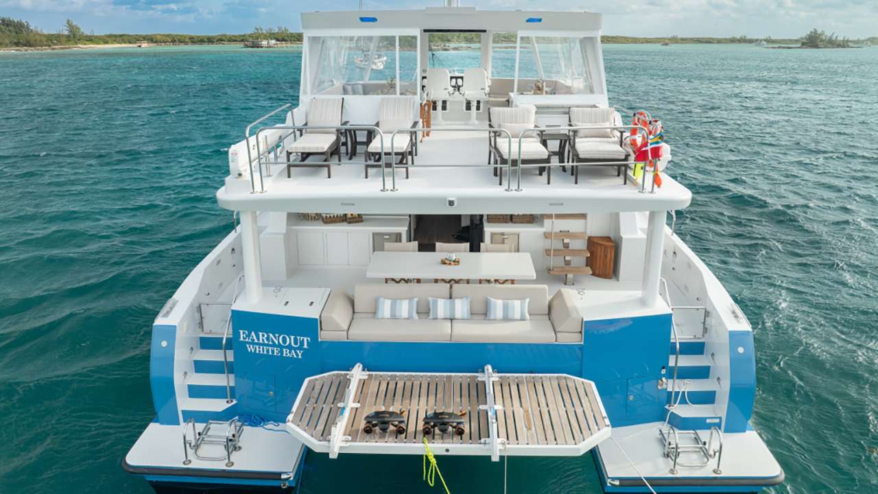 Aft deck swim platform
