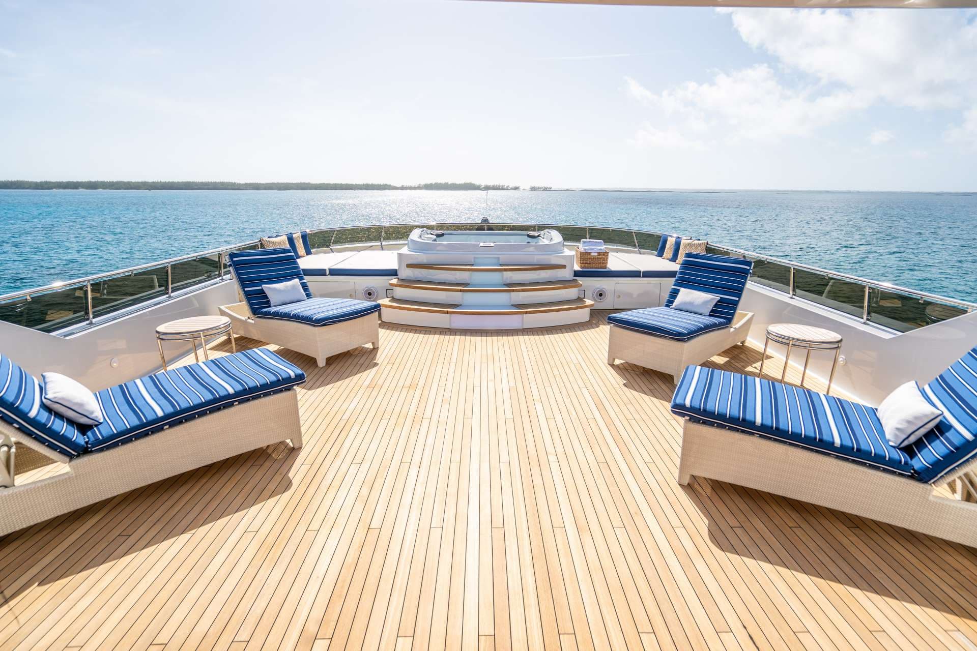 Flybridge and Jacuzzi
