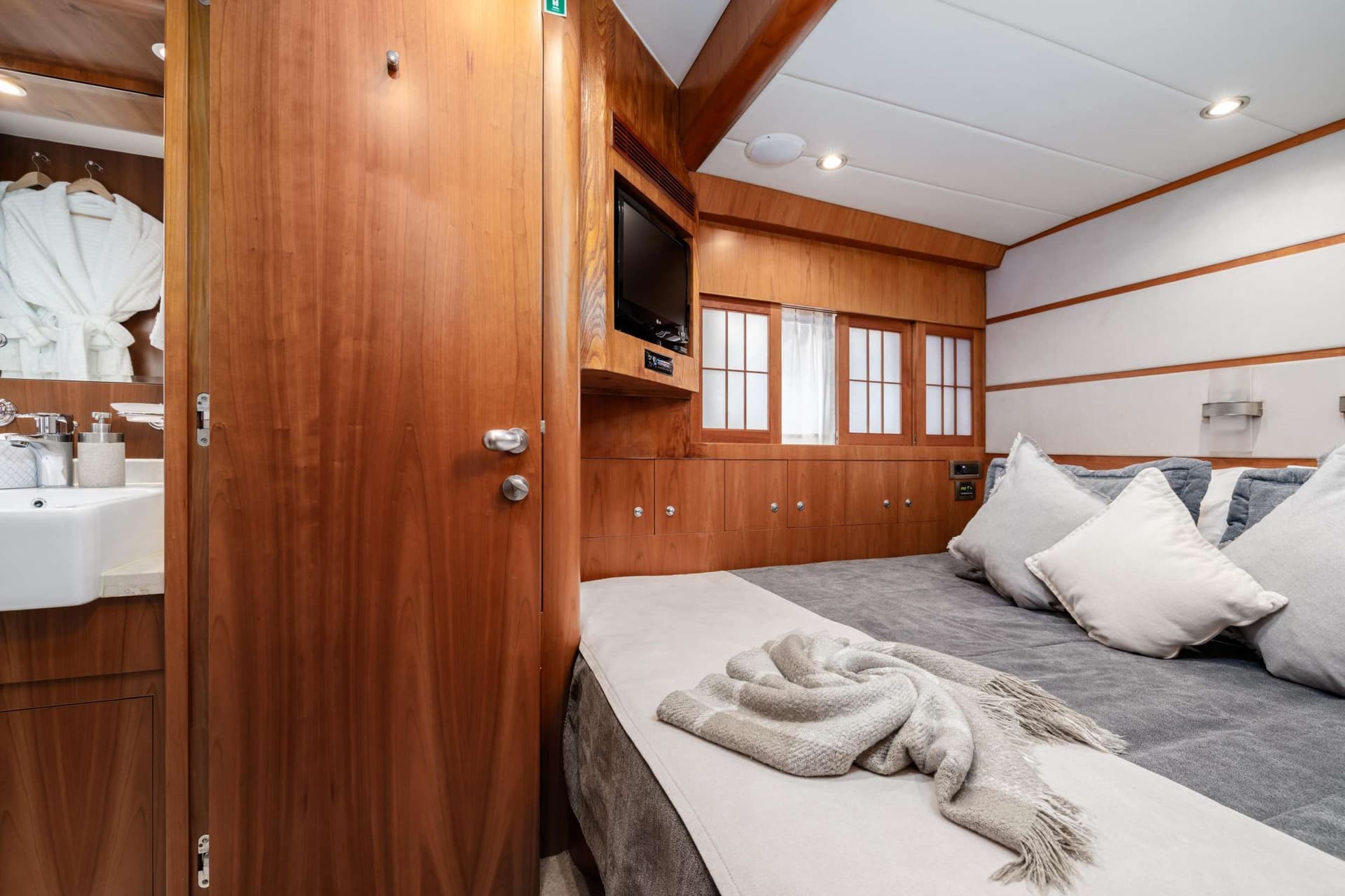 Double convertible cabin
