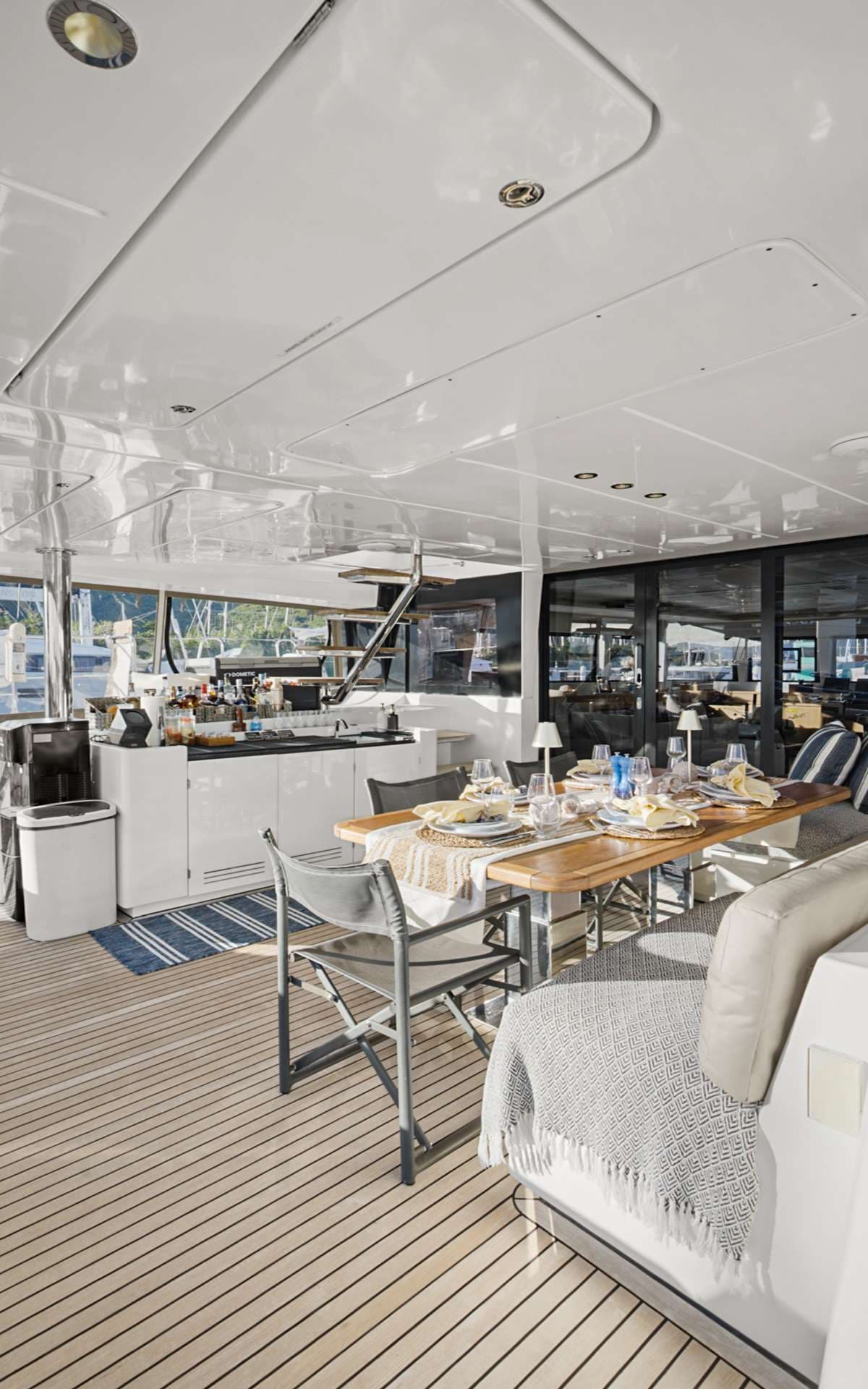 Cockpit and wet bar with great lounge spaces