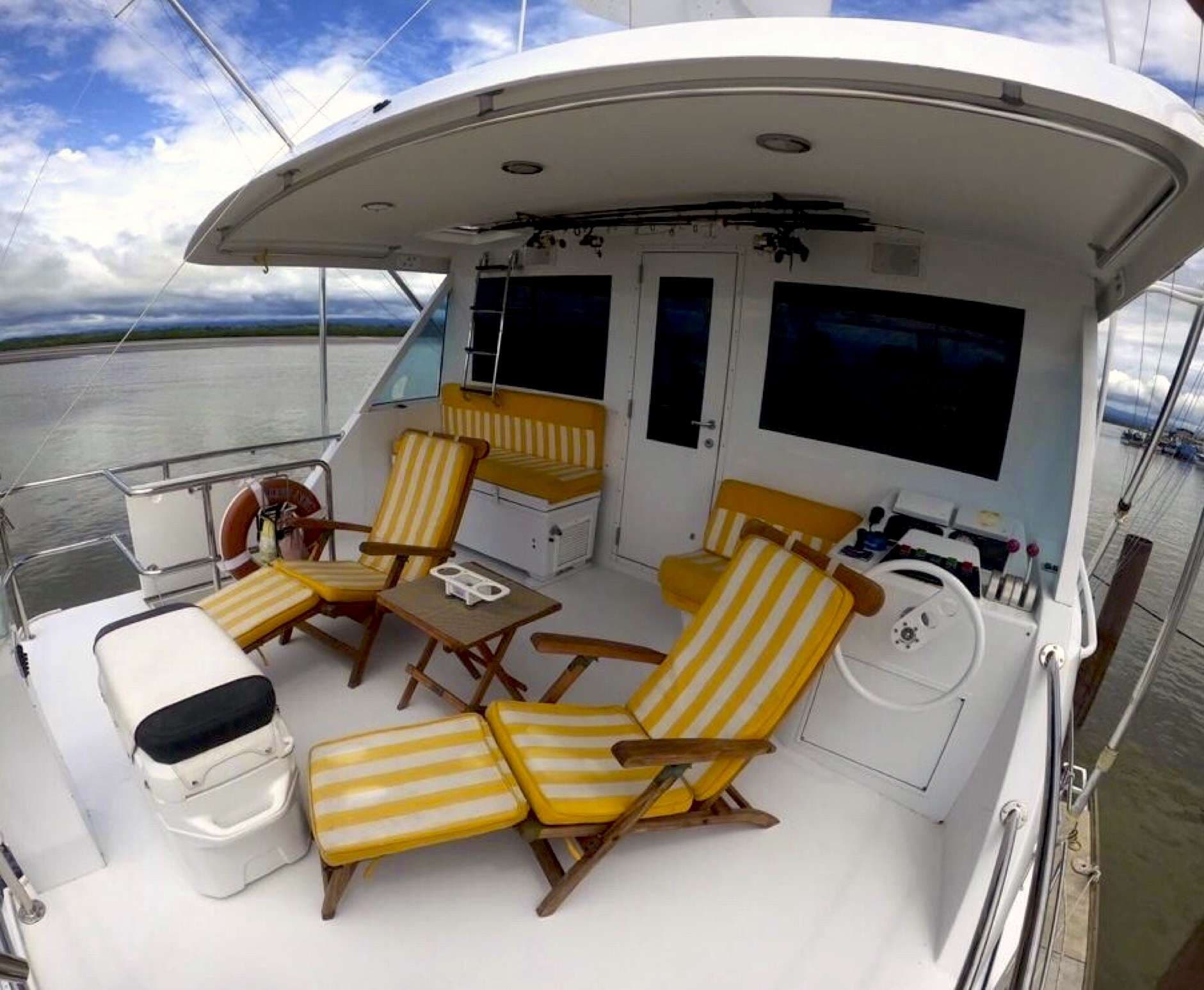 Skyloungers on the flybridge deck