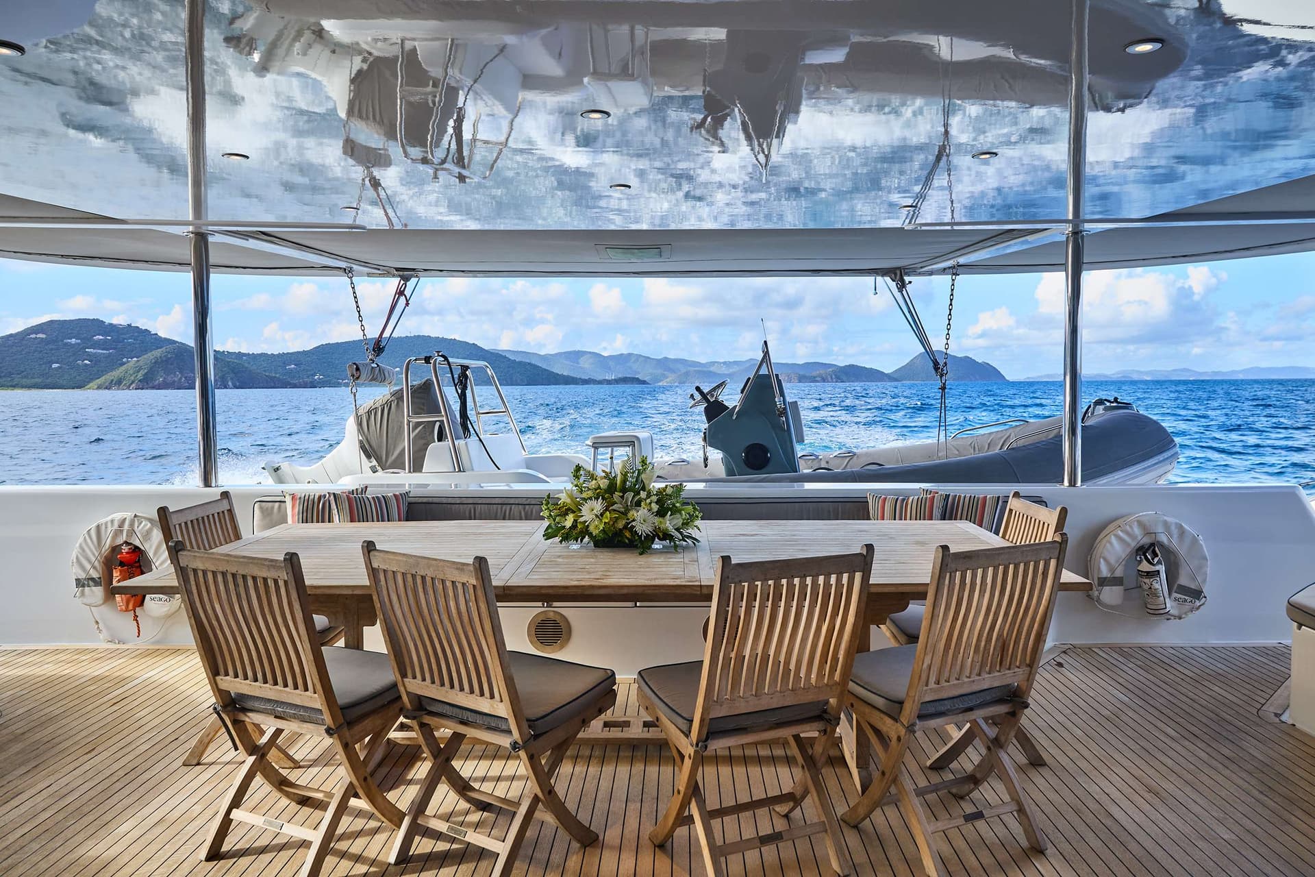 Aft deck alfresco dining