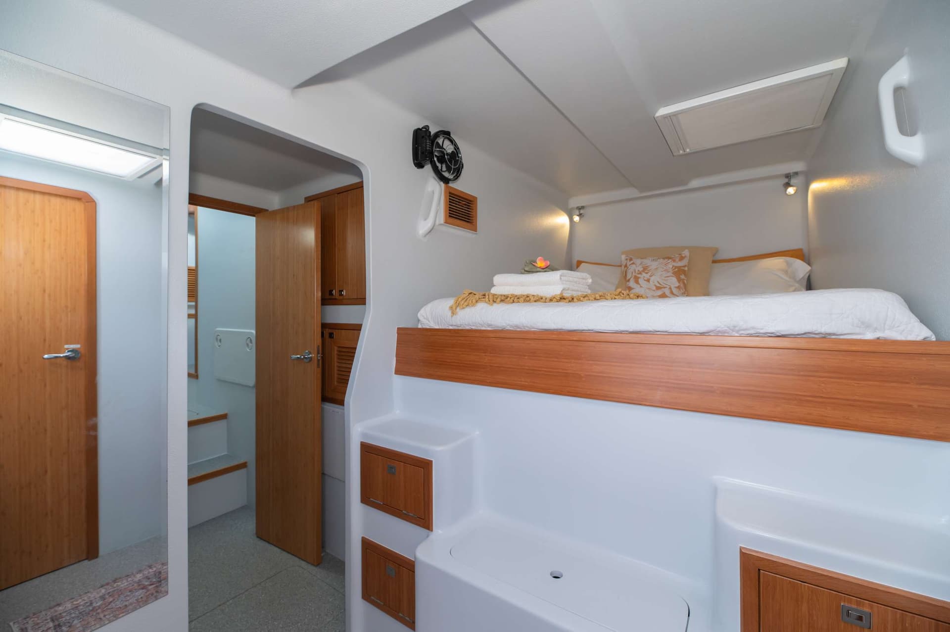 Starboard mid - Queen bed