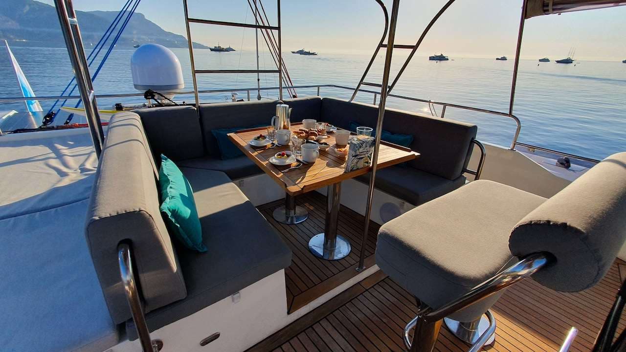 Flybridge seating and lounging