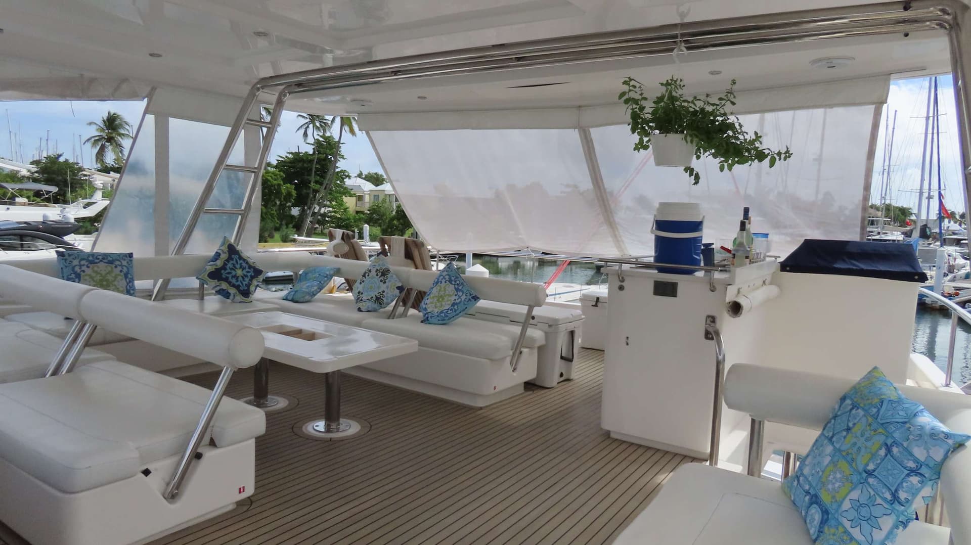 Flybridge with sunshade