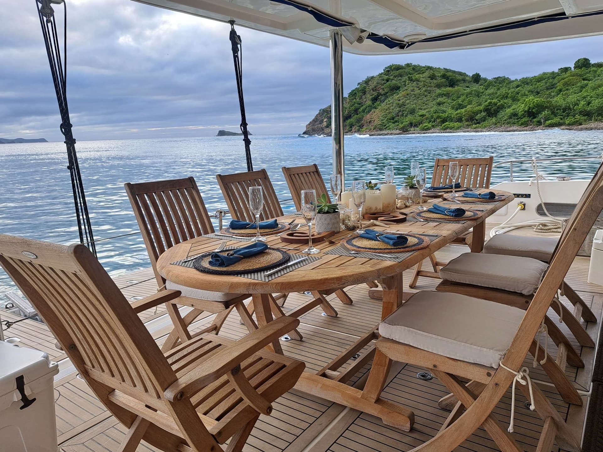 Aft deck alfresco dining