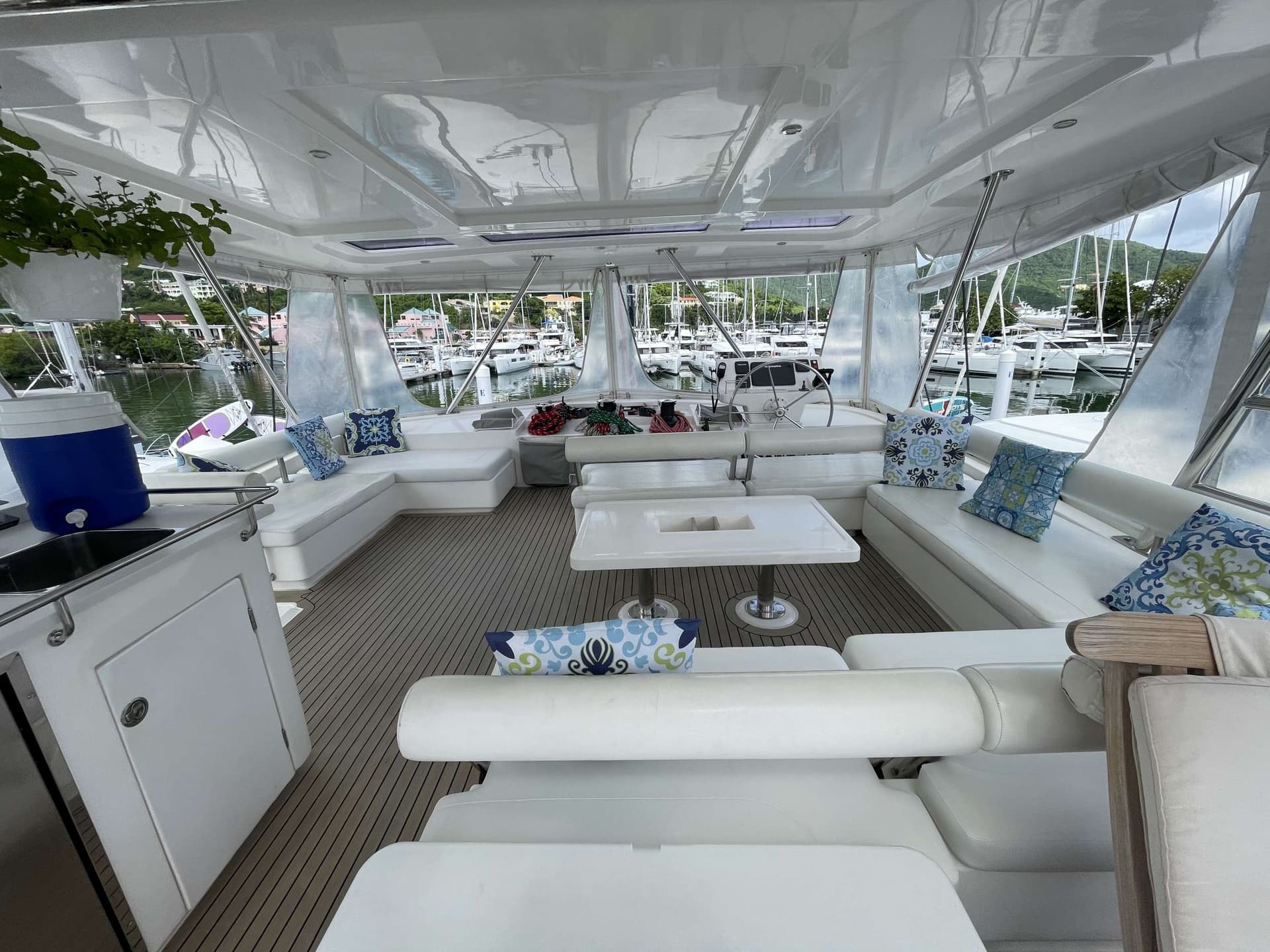 Large Flybridge deck with sunshade
