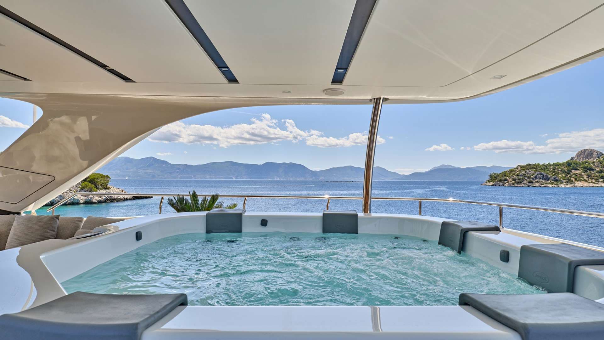 Sundeck Jacuzzi