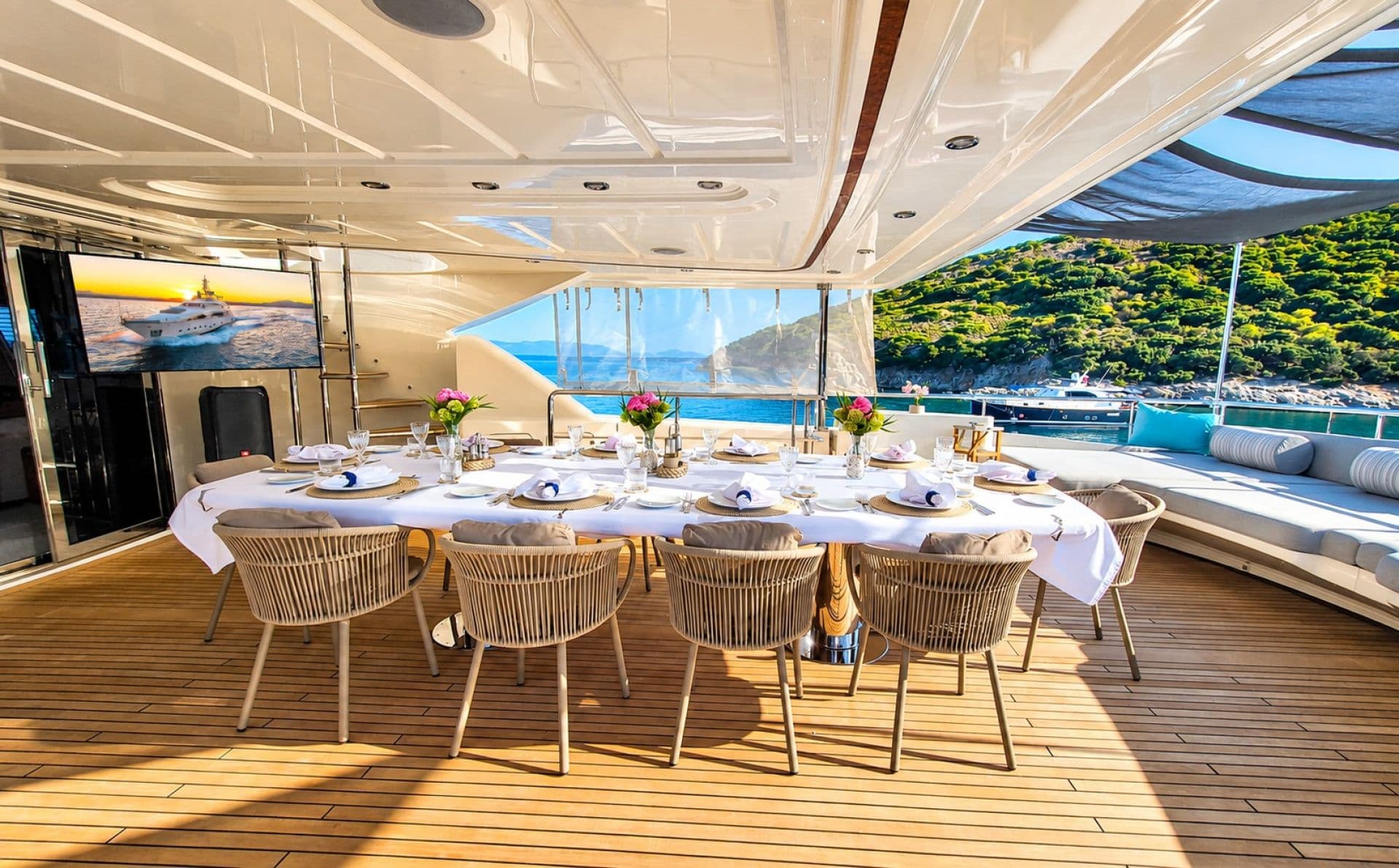 Upper deck dining