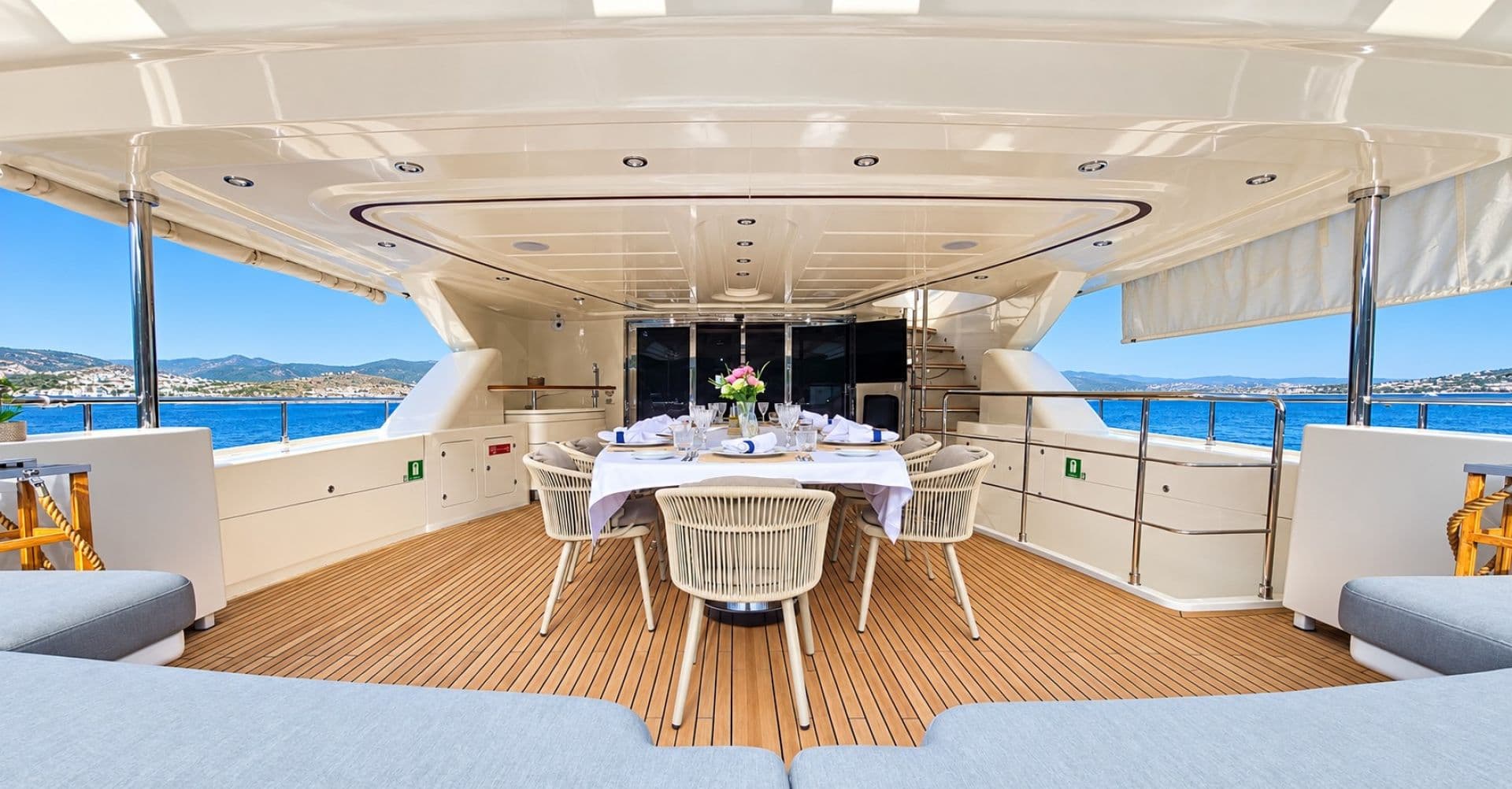 Upper deck dining