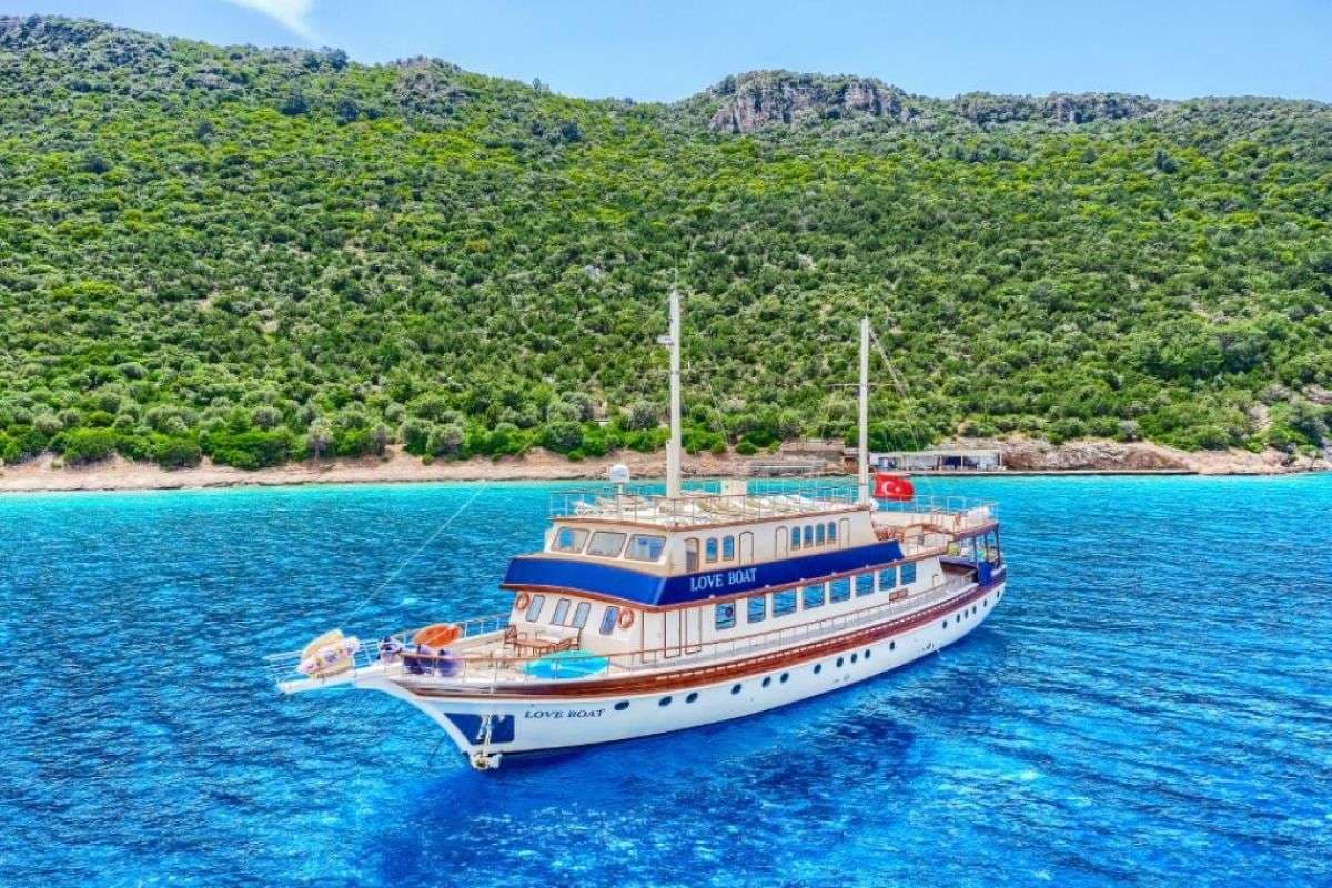LOVE BOAT