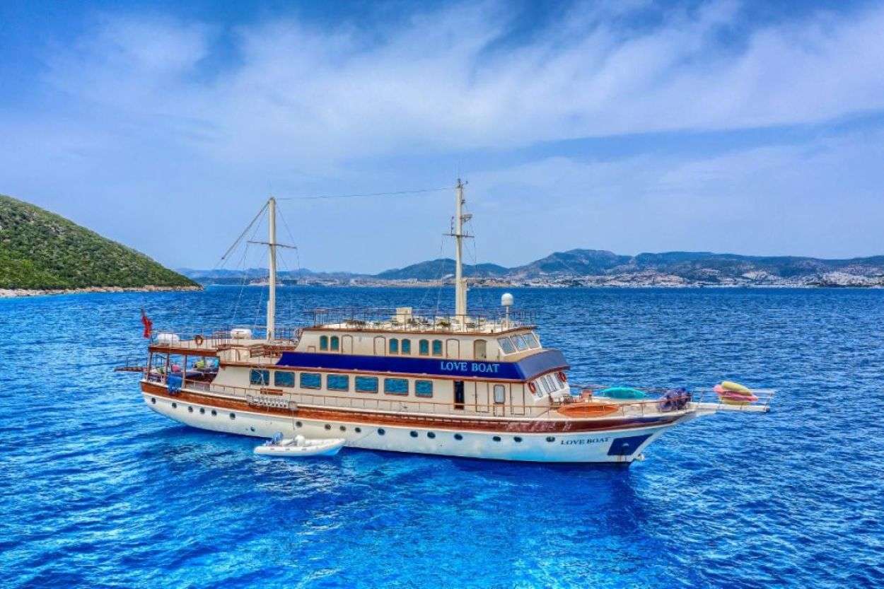 LOVE BOAT
