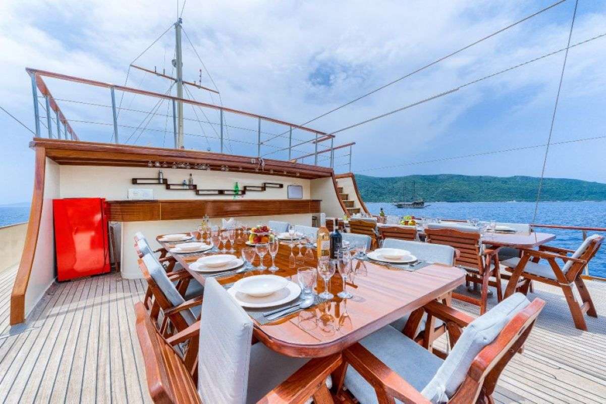 LOVE BOAT