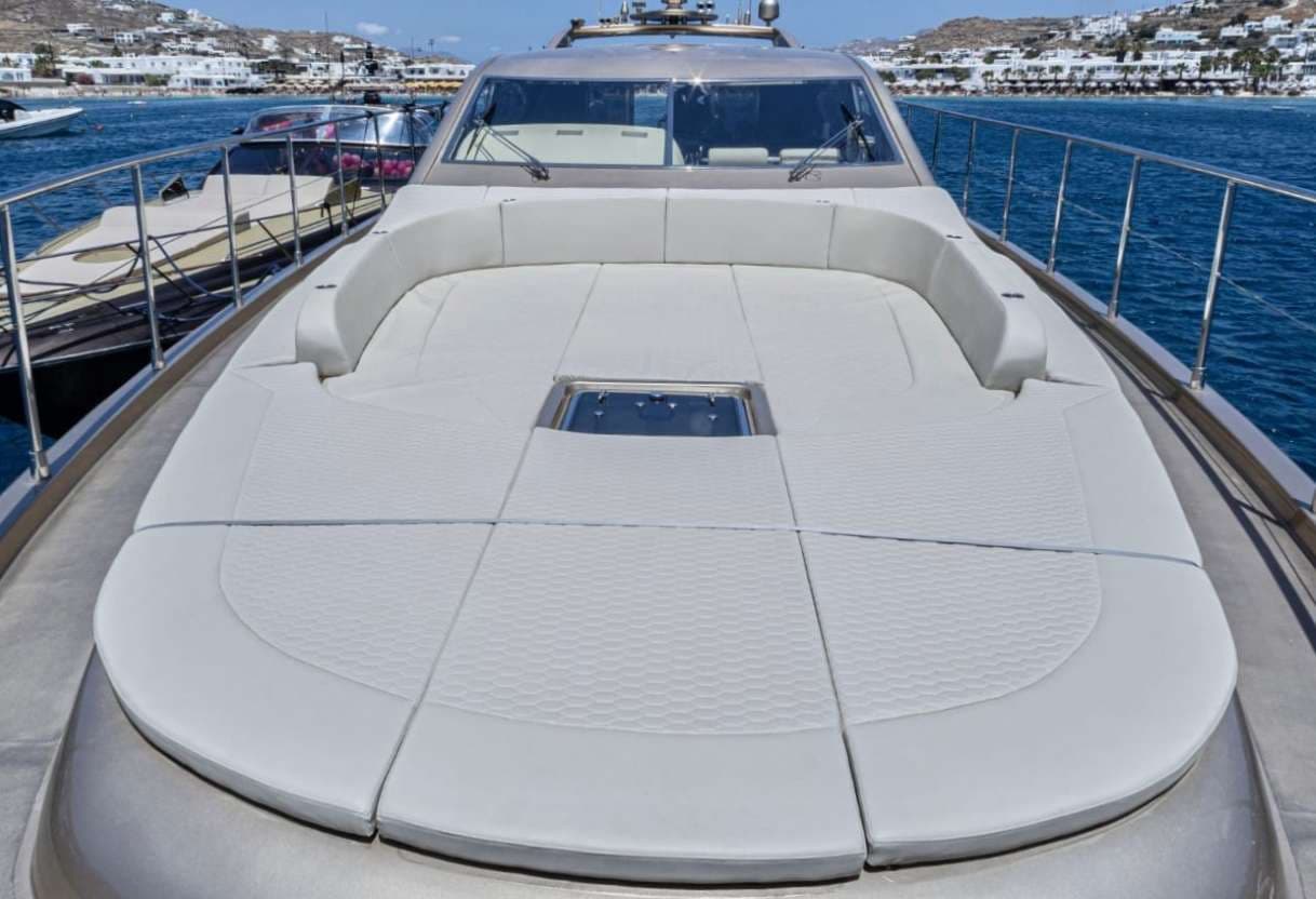 Bow sunbed