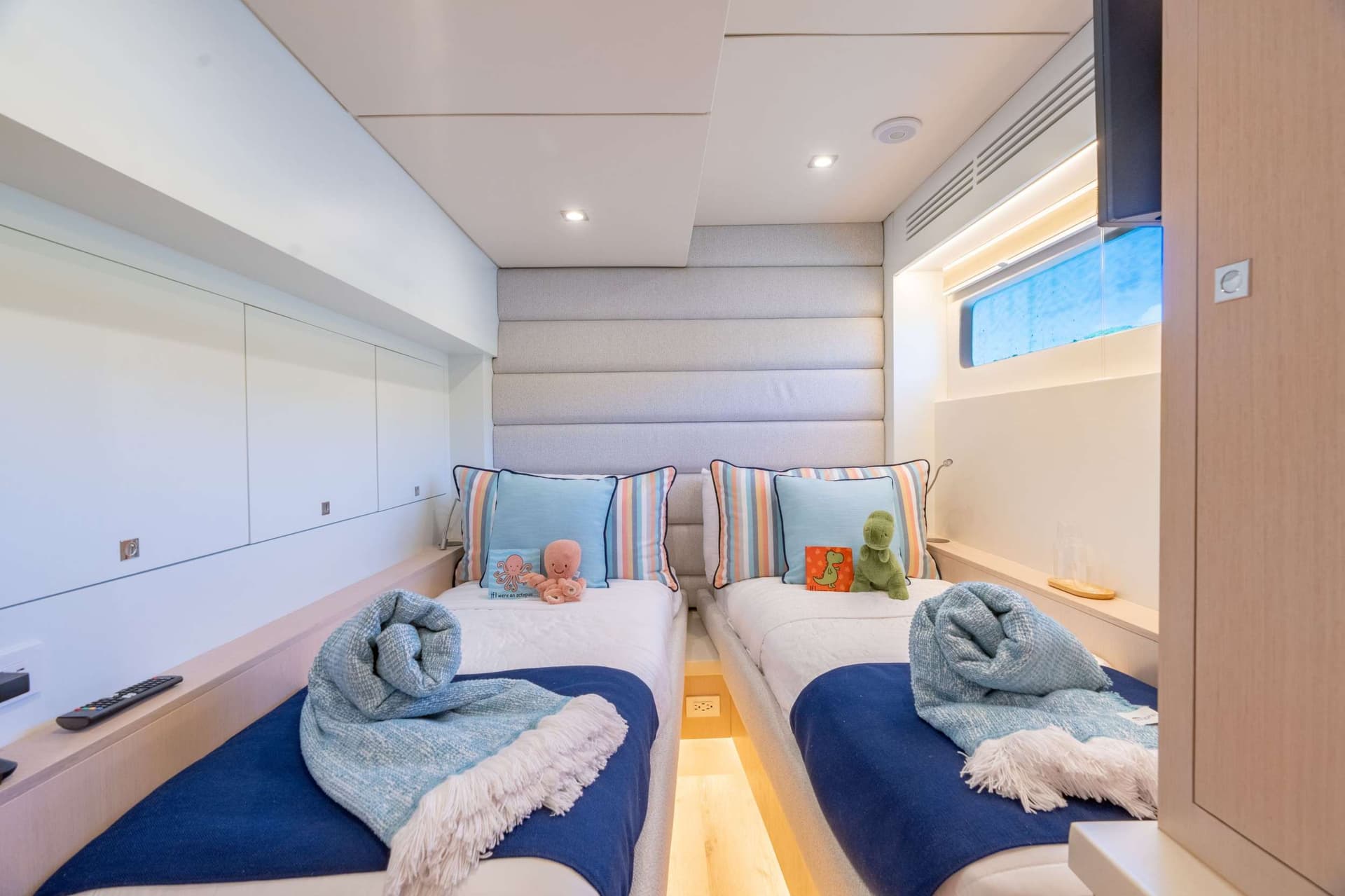 Convertible Twin or Queen cabin