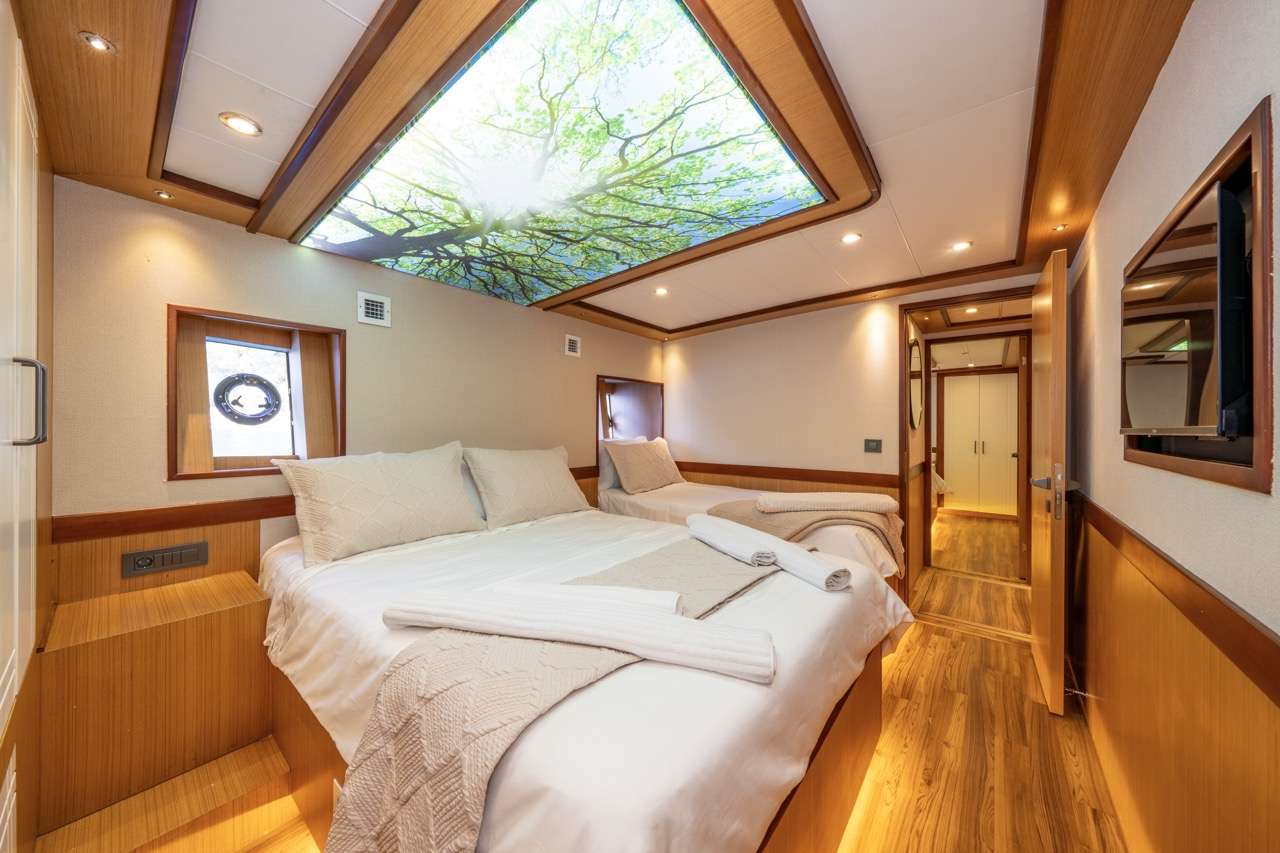 LILA TRAWLER