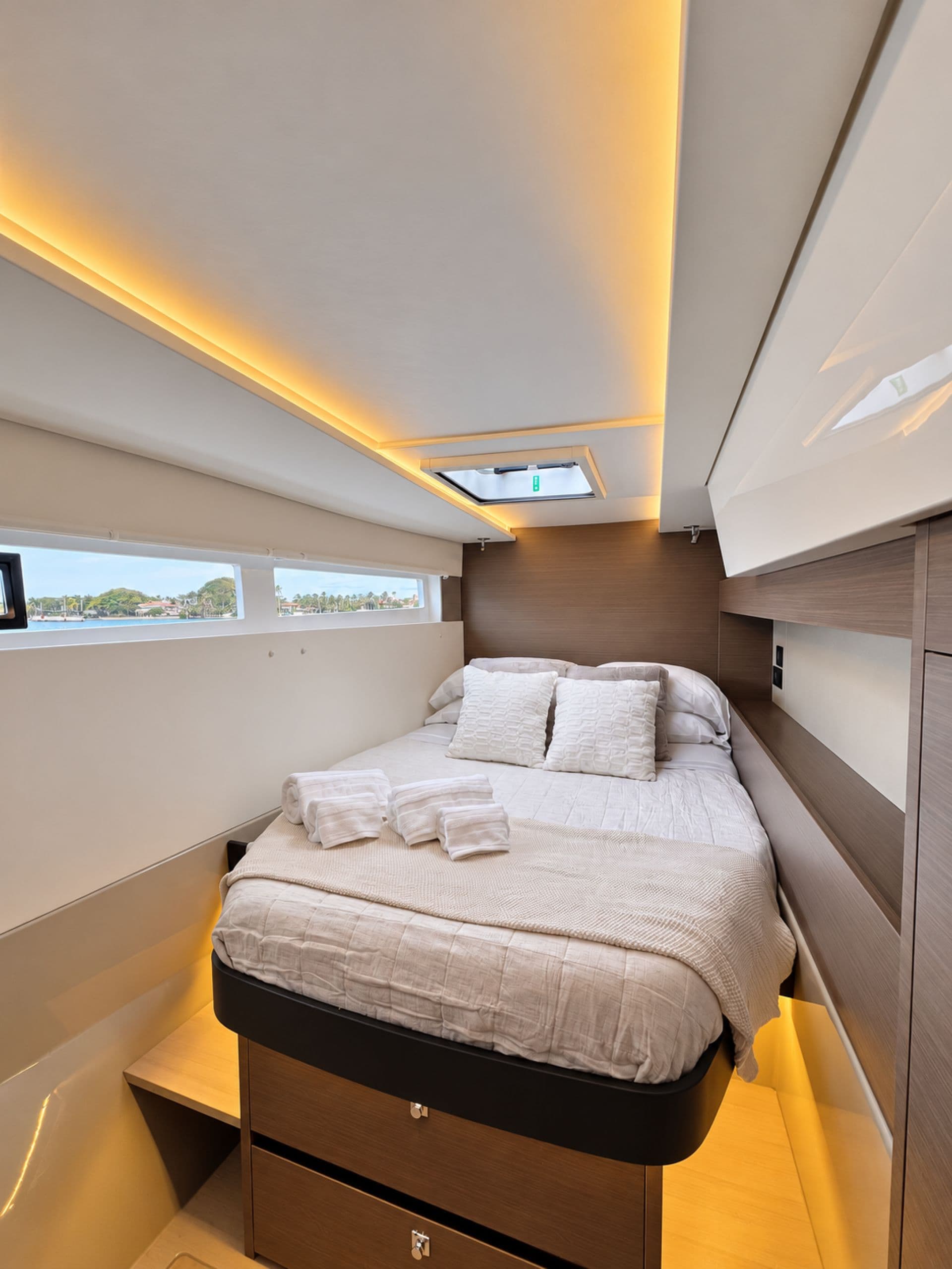 stern bow cabin