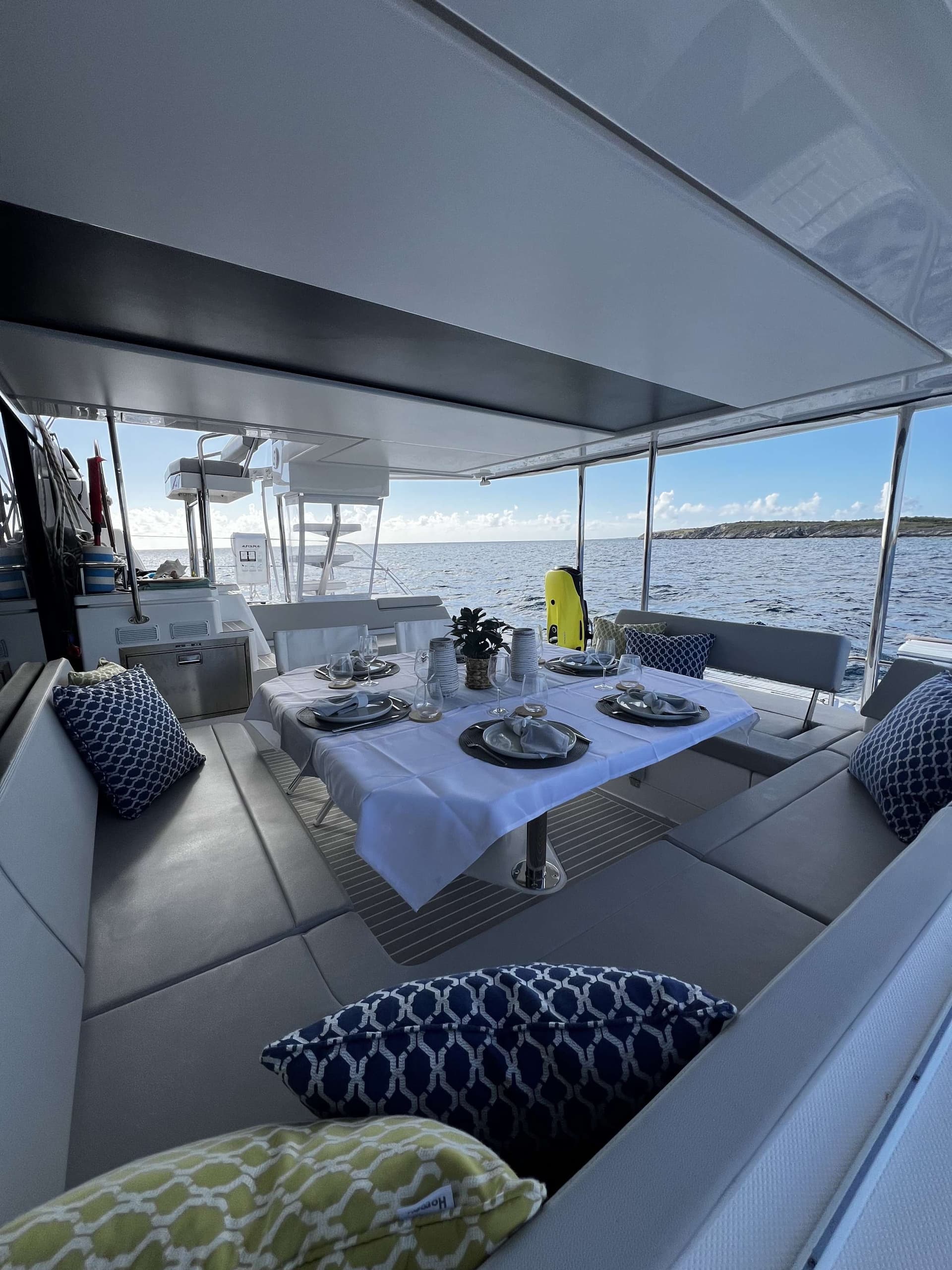 Cockpit/aft dining area