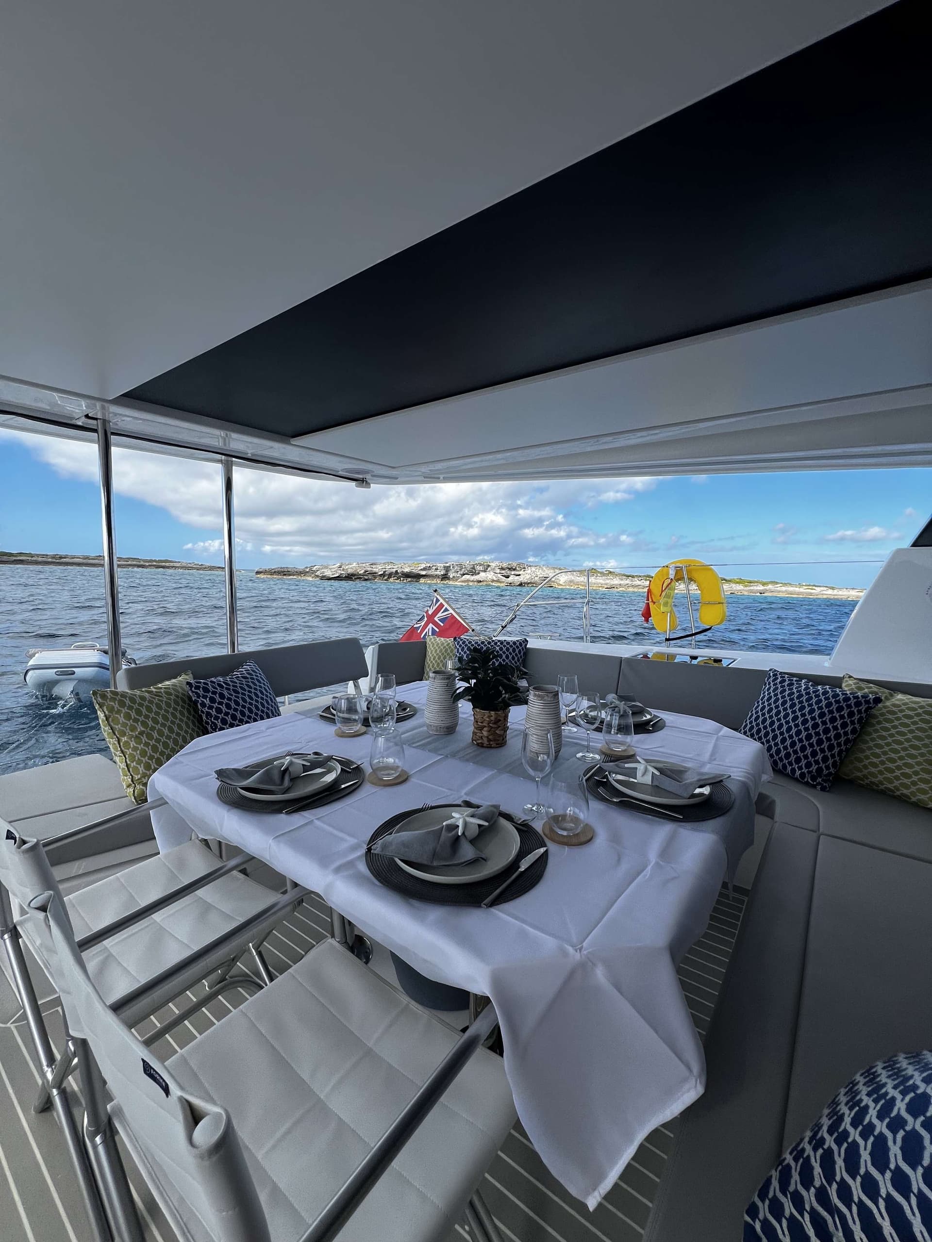 Cockpit/aft dining area