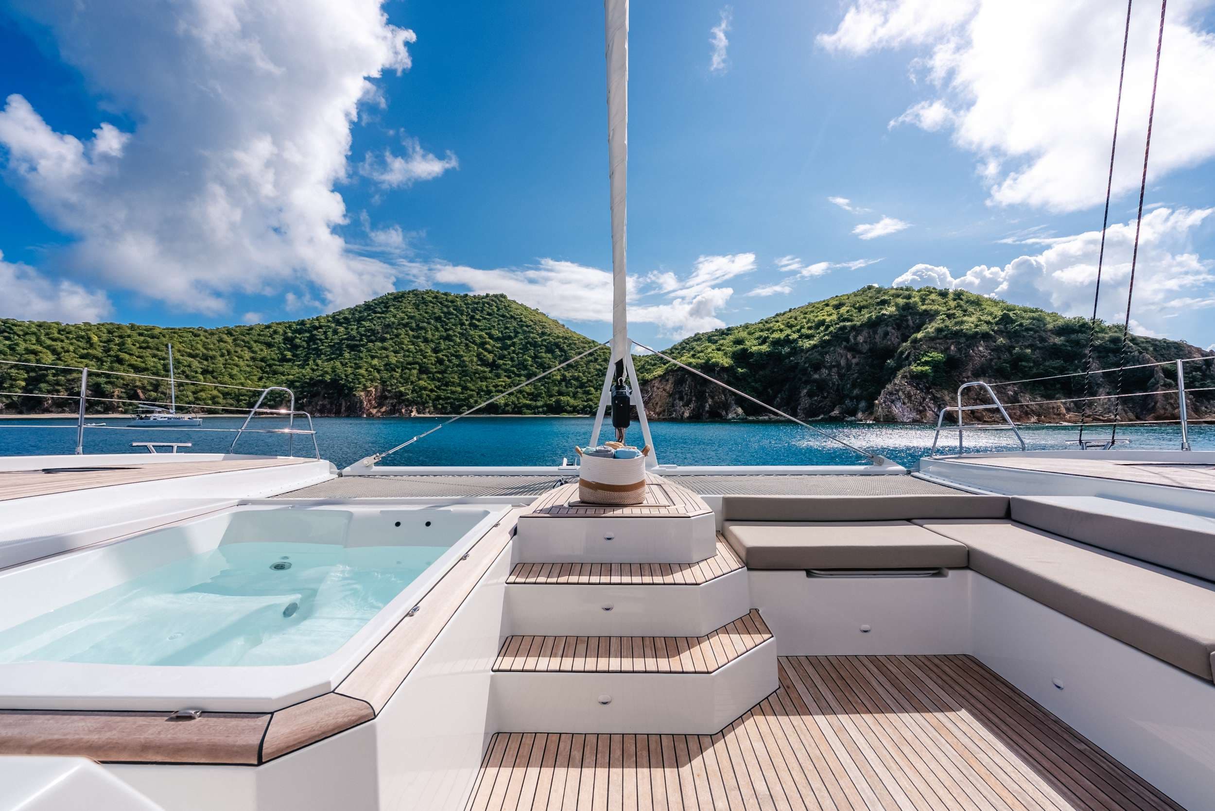 Bow seating and jacuzzi
