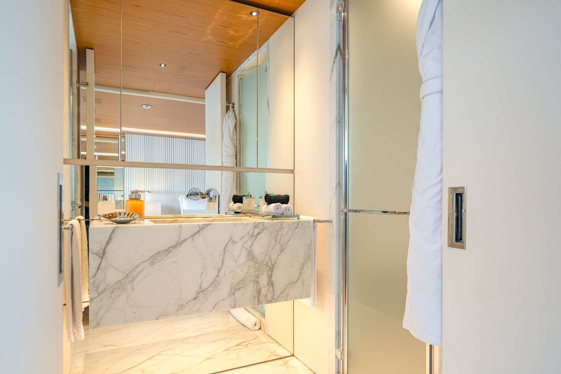 ALLURIA - Master suite - His (2025)