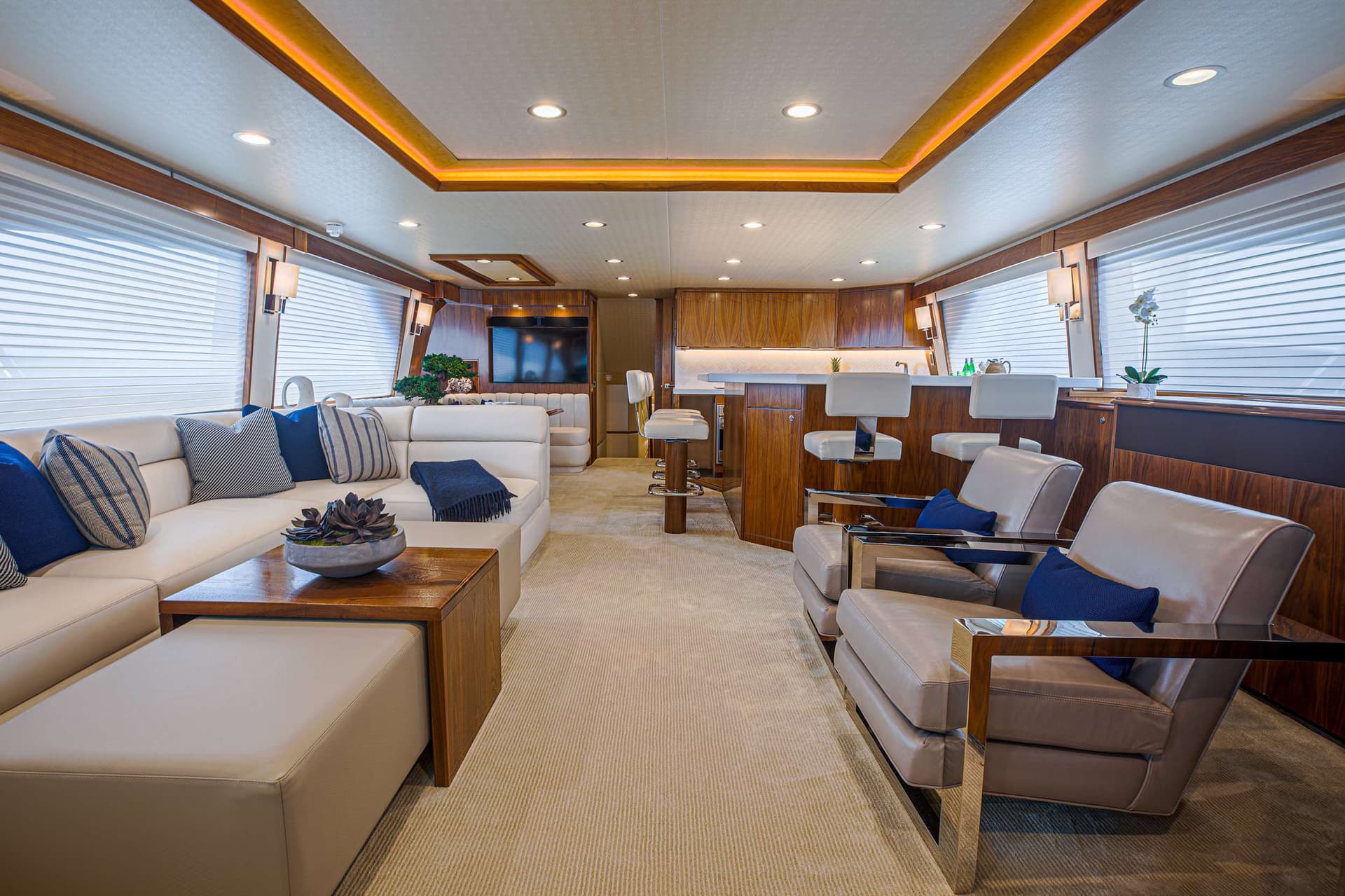 Main Salon Forward