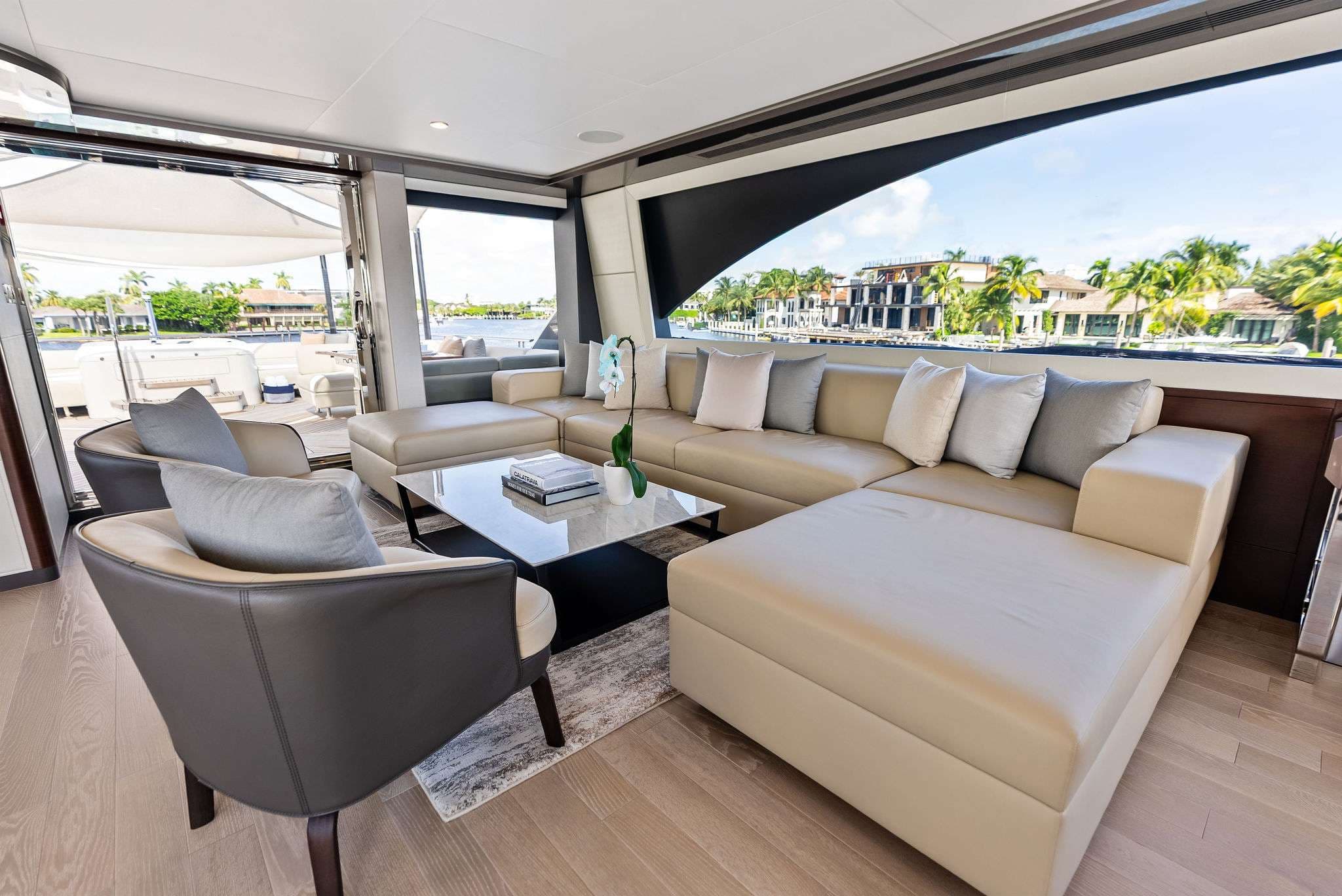 Skylounge Seating (dropdown tv)